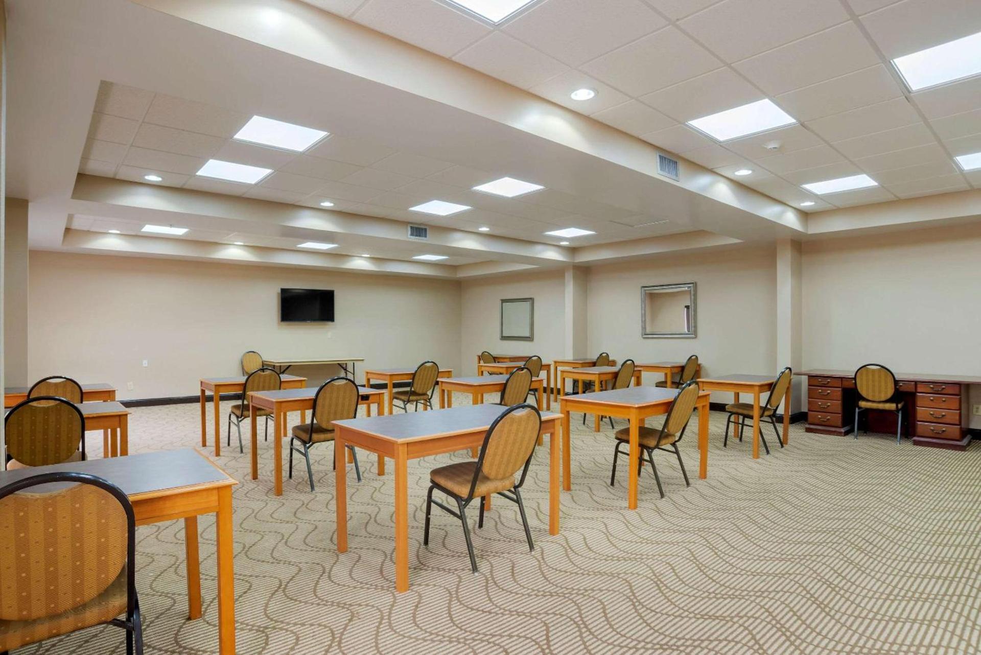 Comfort Suites Fultondale I-65 near I-22 photo 26