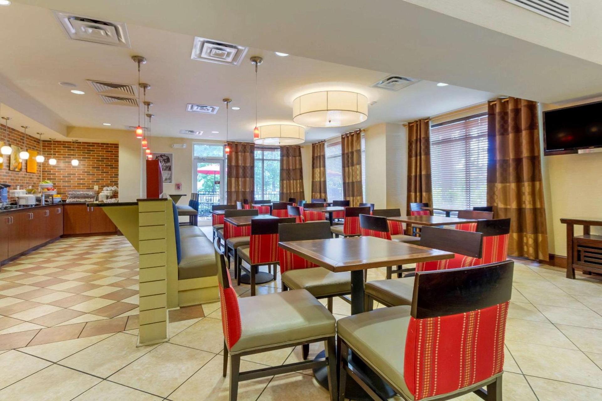 Comfort Suites Charleston West Ashley photo 37