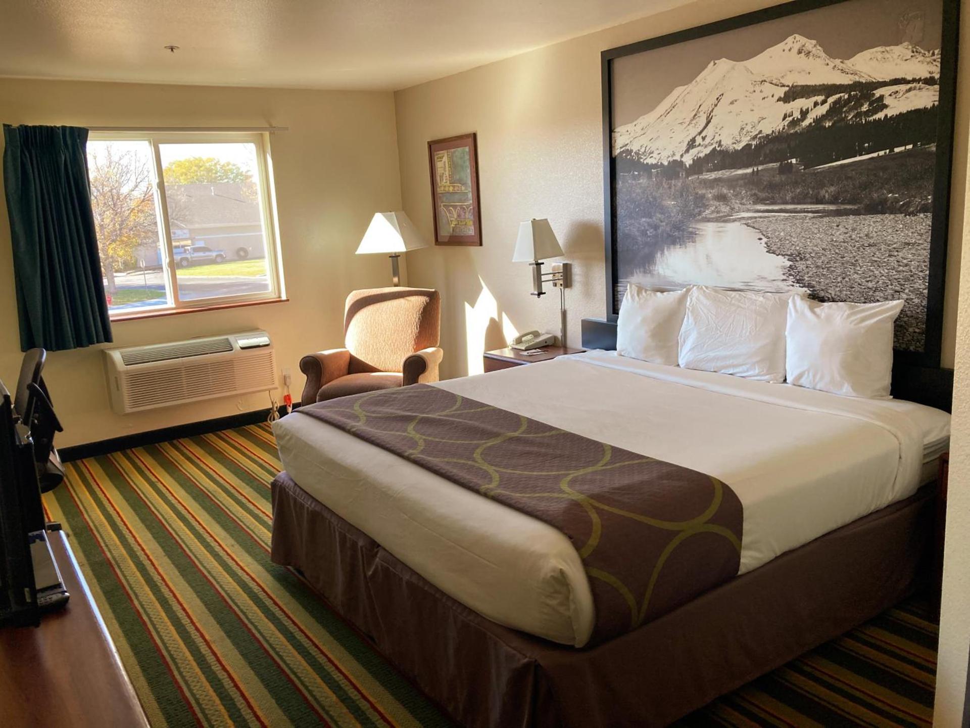 Super 8 by Wyndham Windsor photo 13