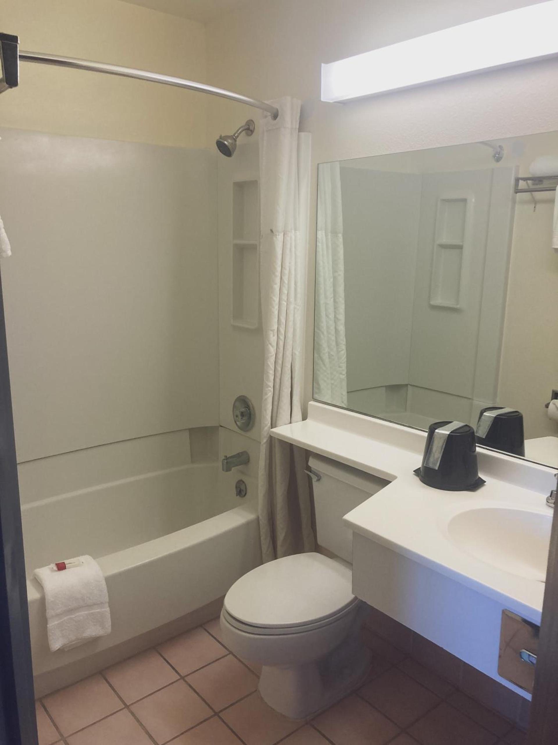 Super 8 by Wyndham Windsor photo 15