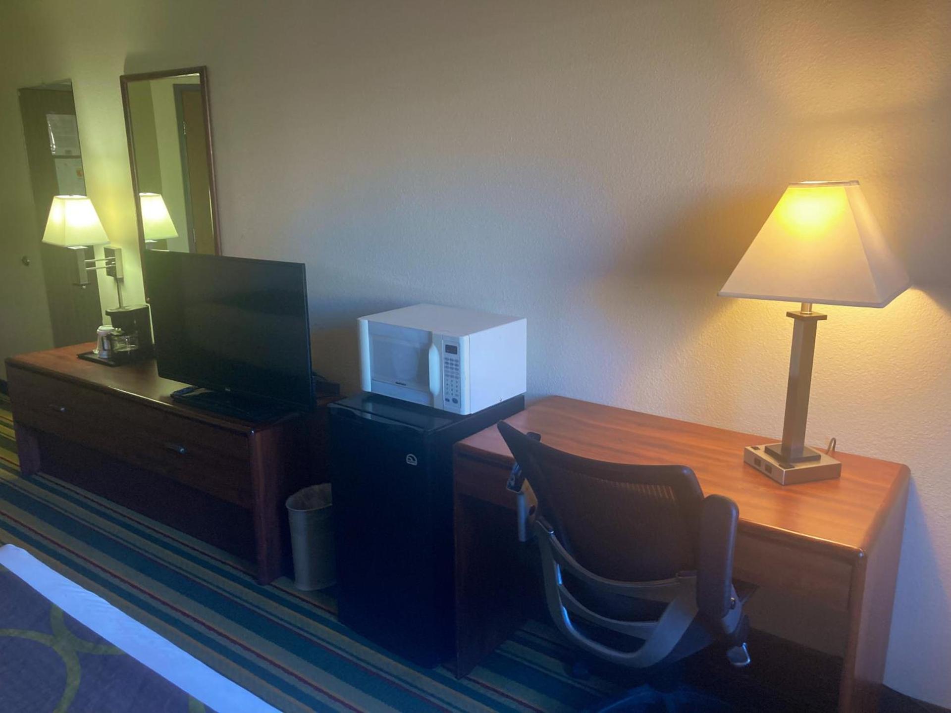 Super 8 by Wyndham Windsor photo 35