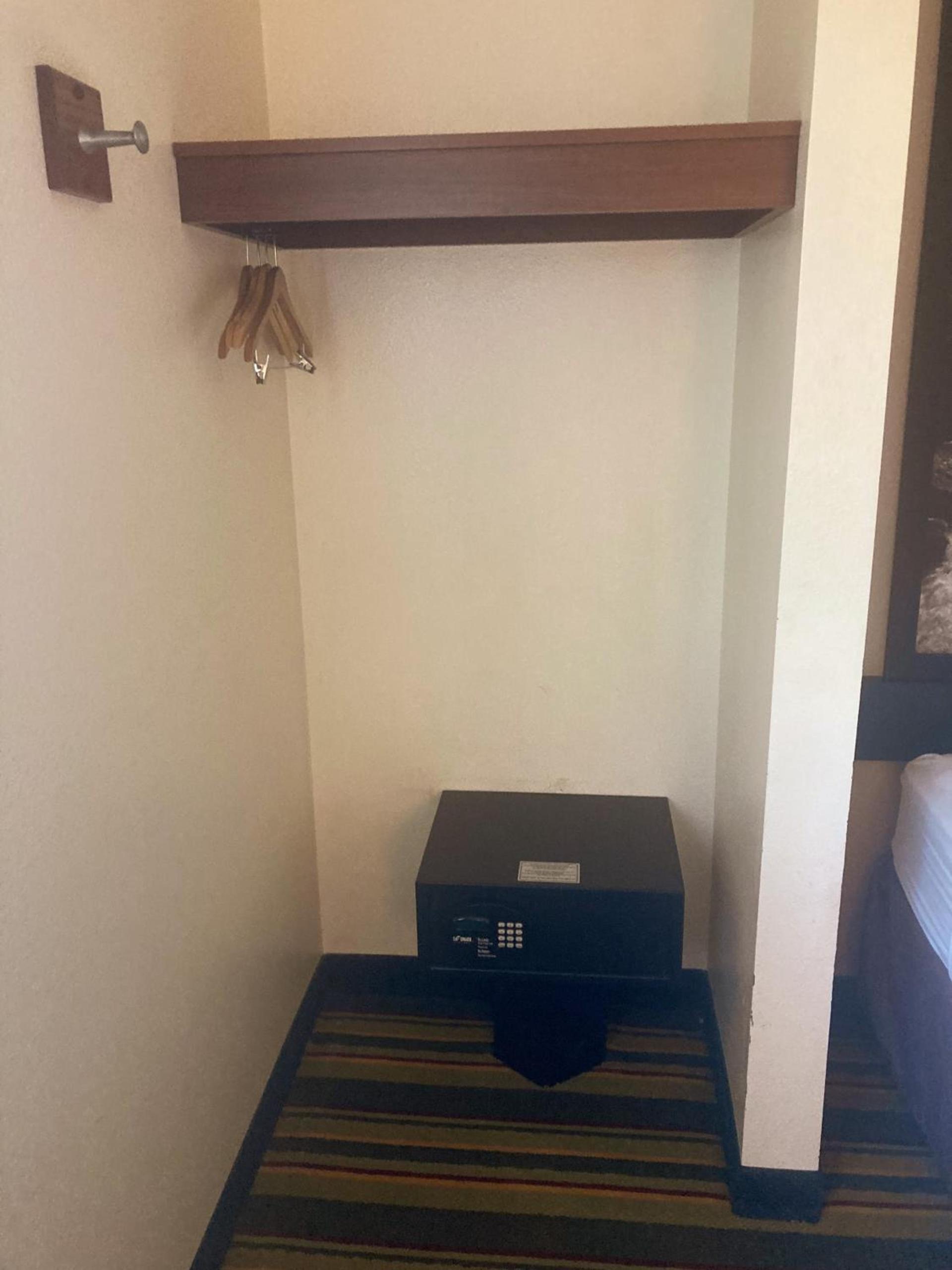 Super 8 by Wyndham Windsor photo 31