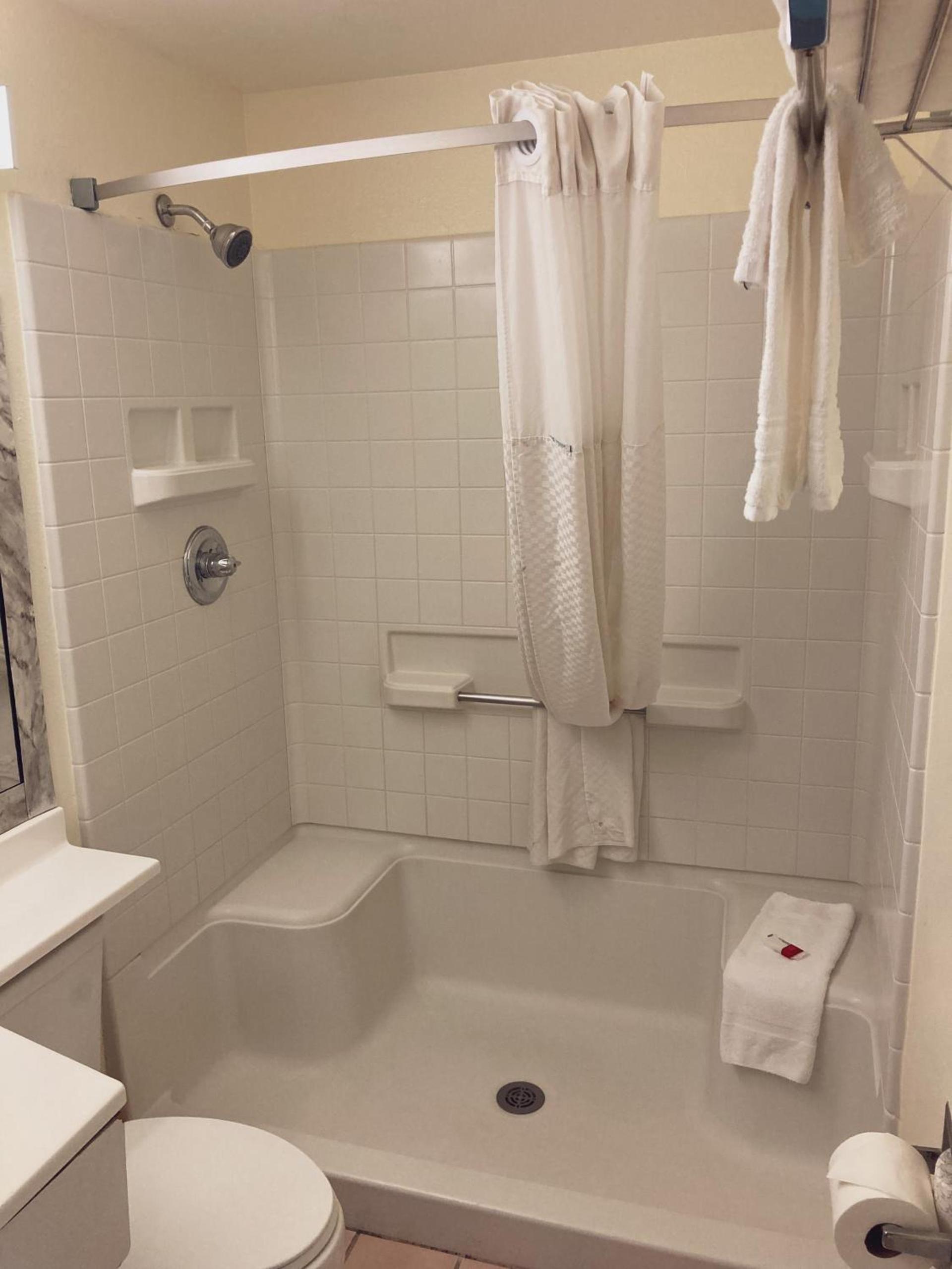 Super 8 by Wyndham Windsor photo 32