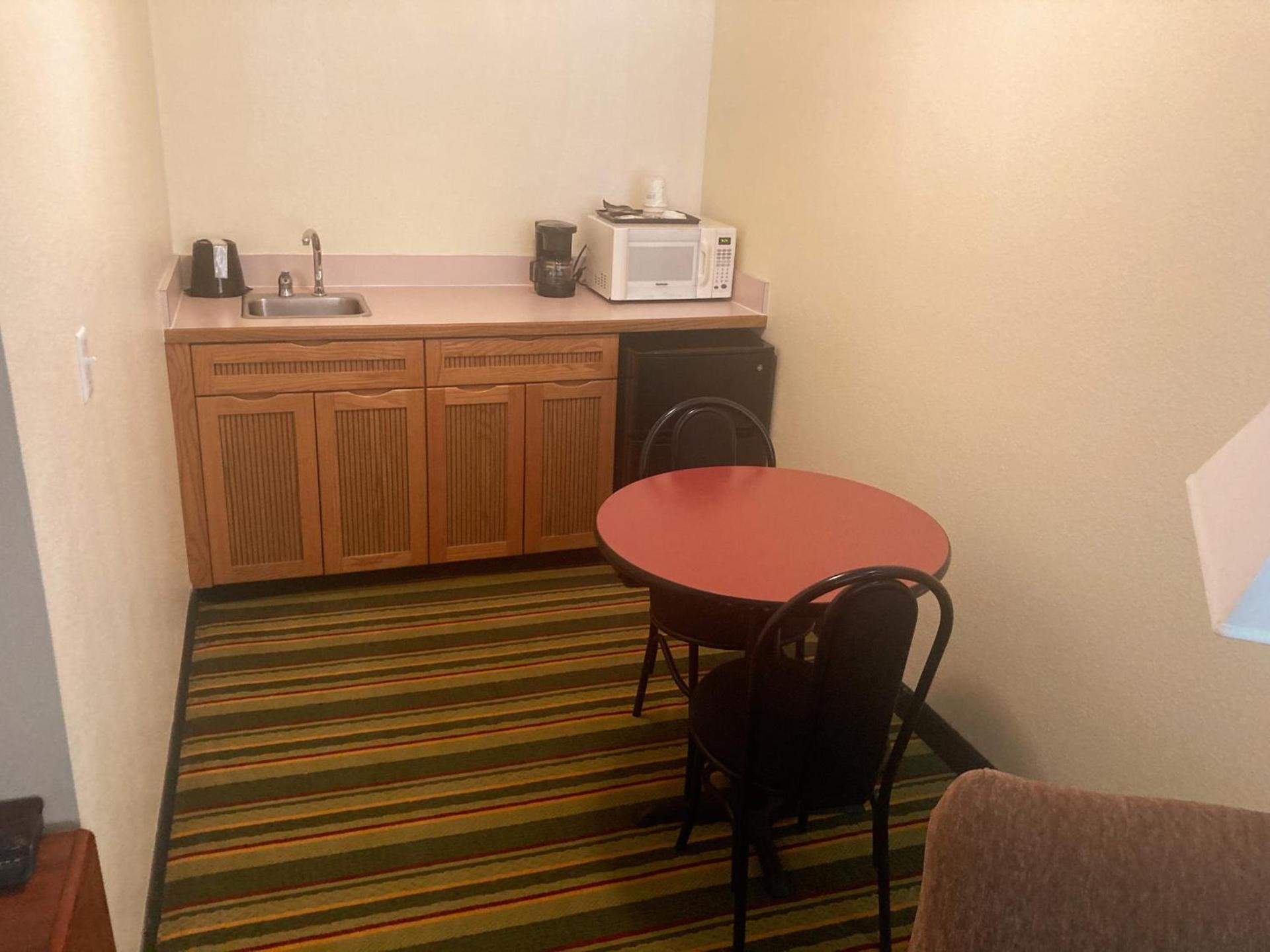 Super 8 by Wyndham Windsor photo 30