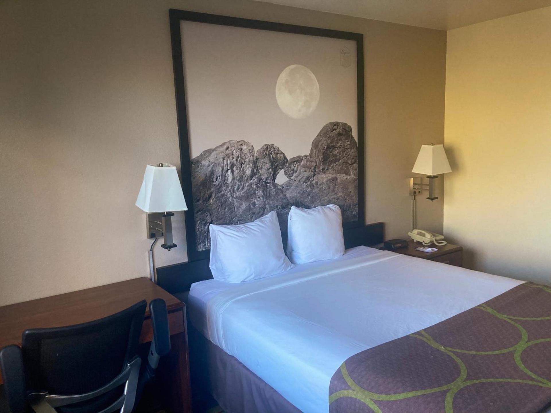 Super 8 by Wyndham Windsor photo 33