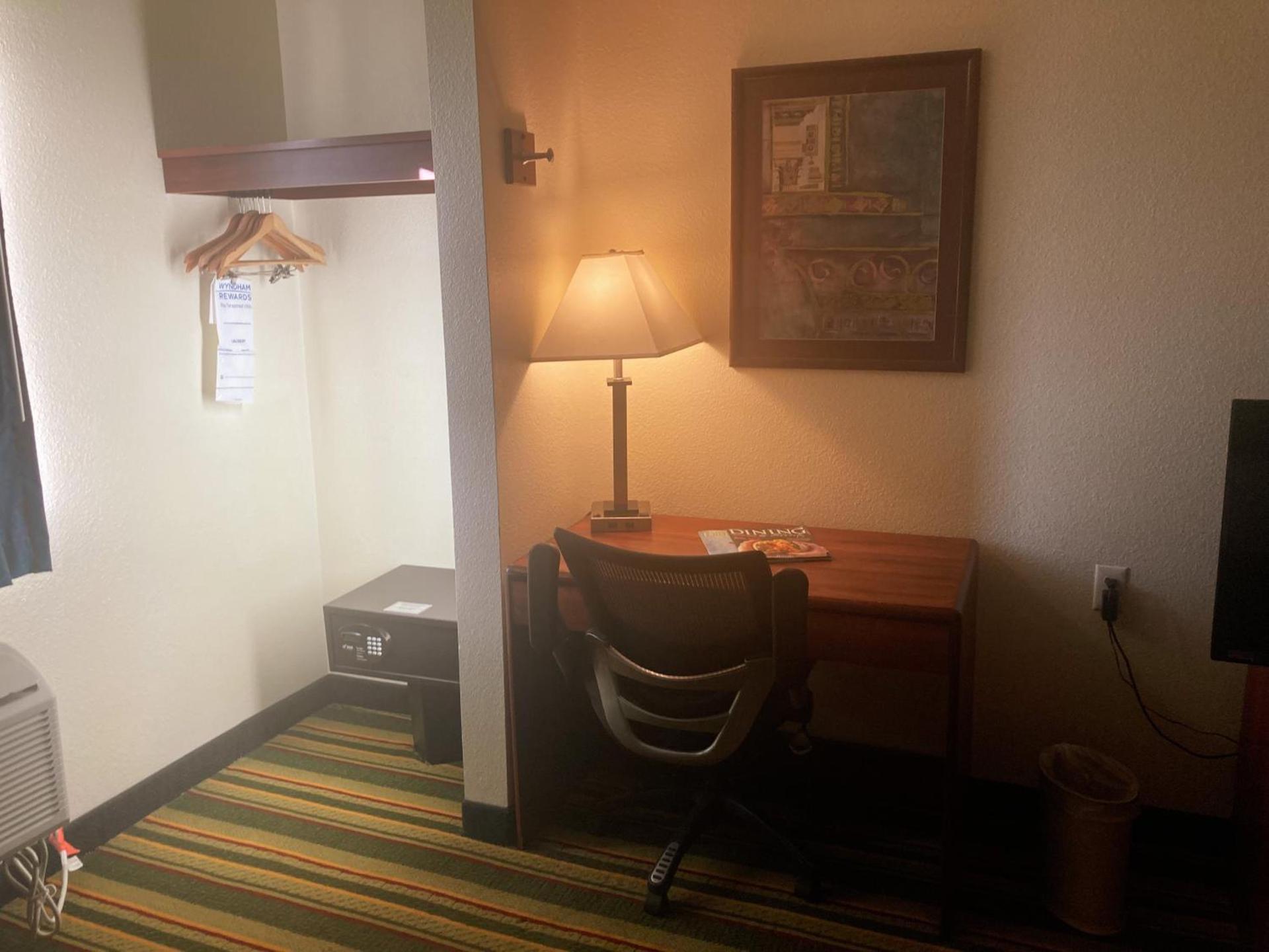 Super 8 by Wyndham Windsor photo 27