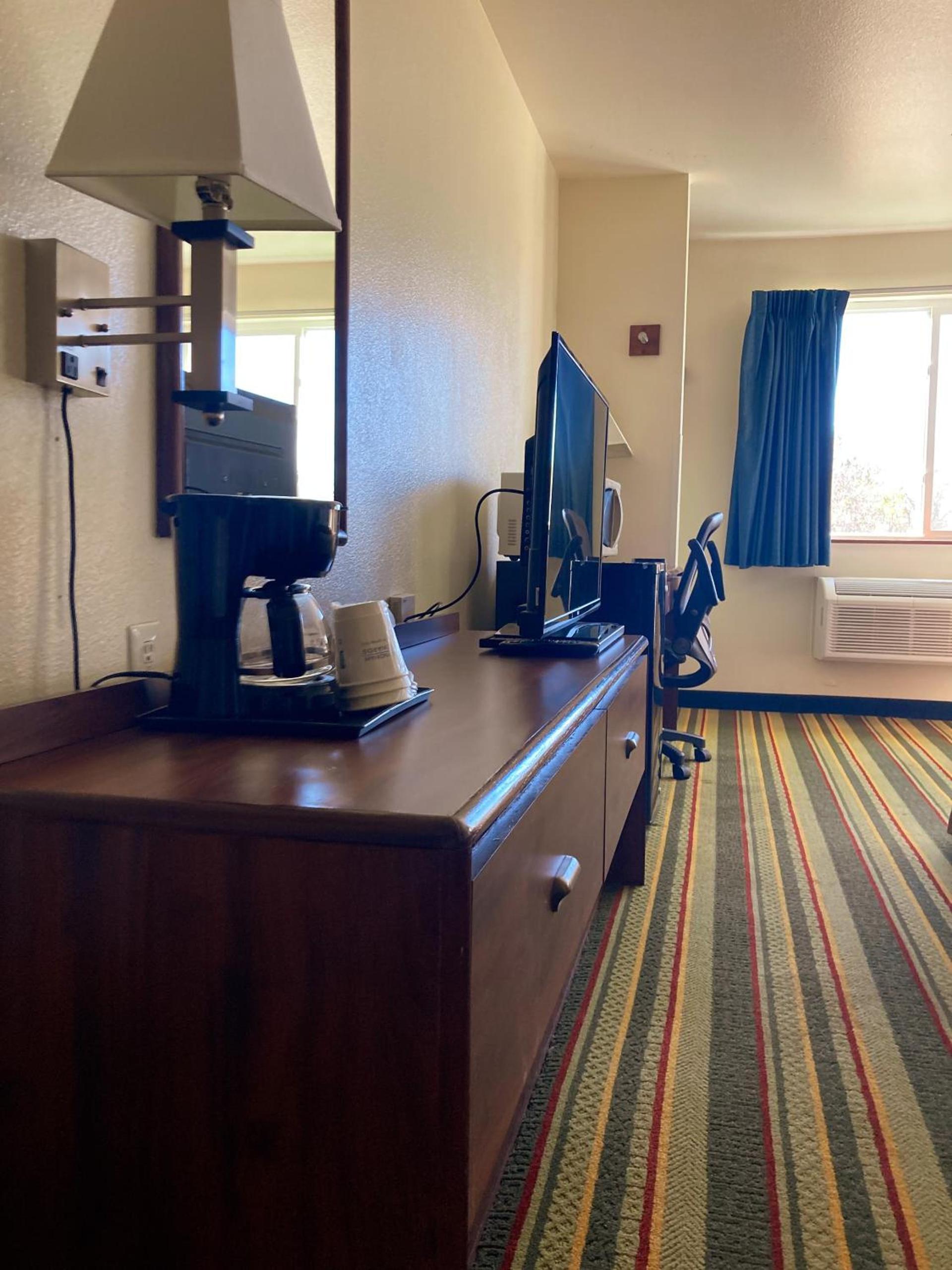Super 8 by Wyndham Windsor photo 28