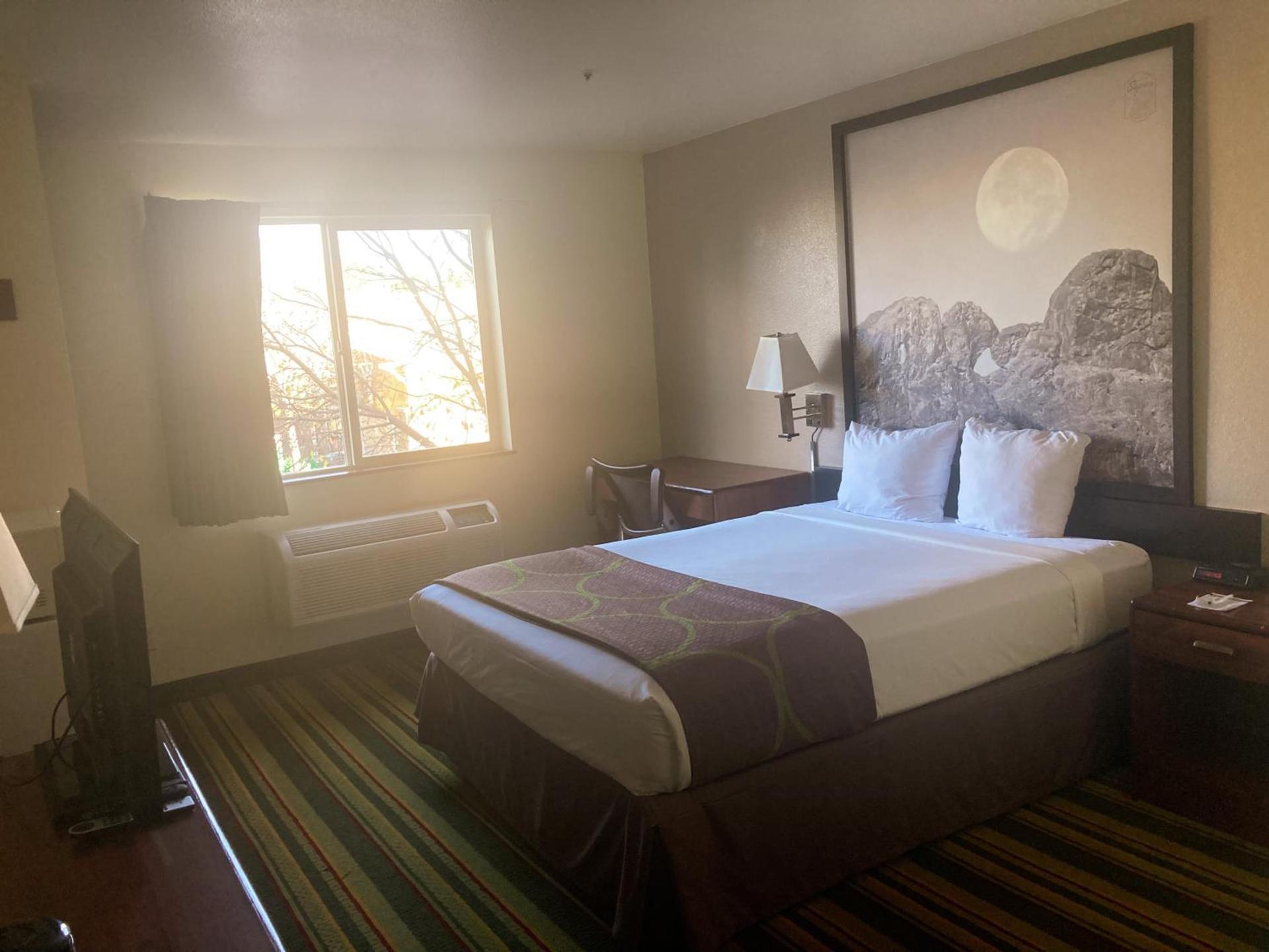 Super 8 by Wyndham Windsor photo 25