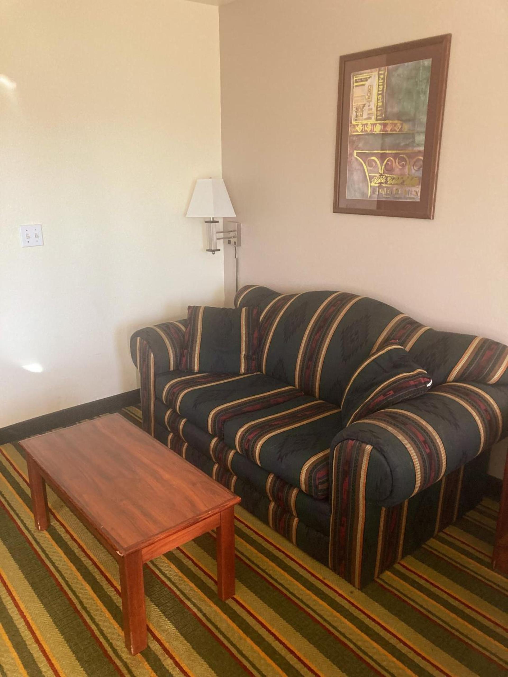 Super 8 by Wyndham Windsor photo 20