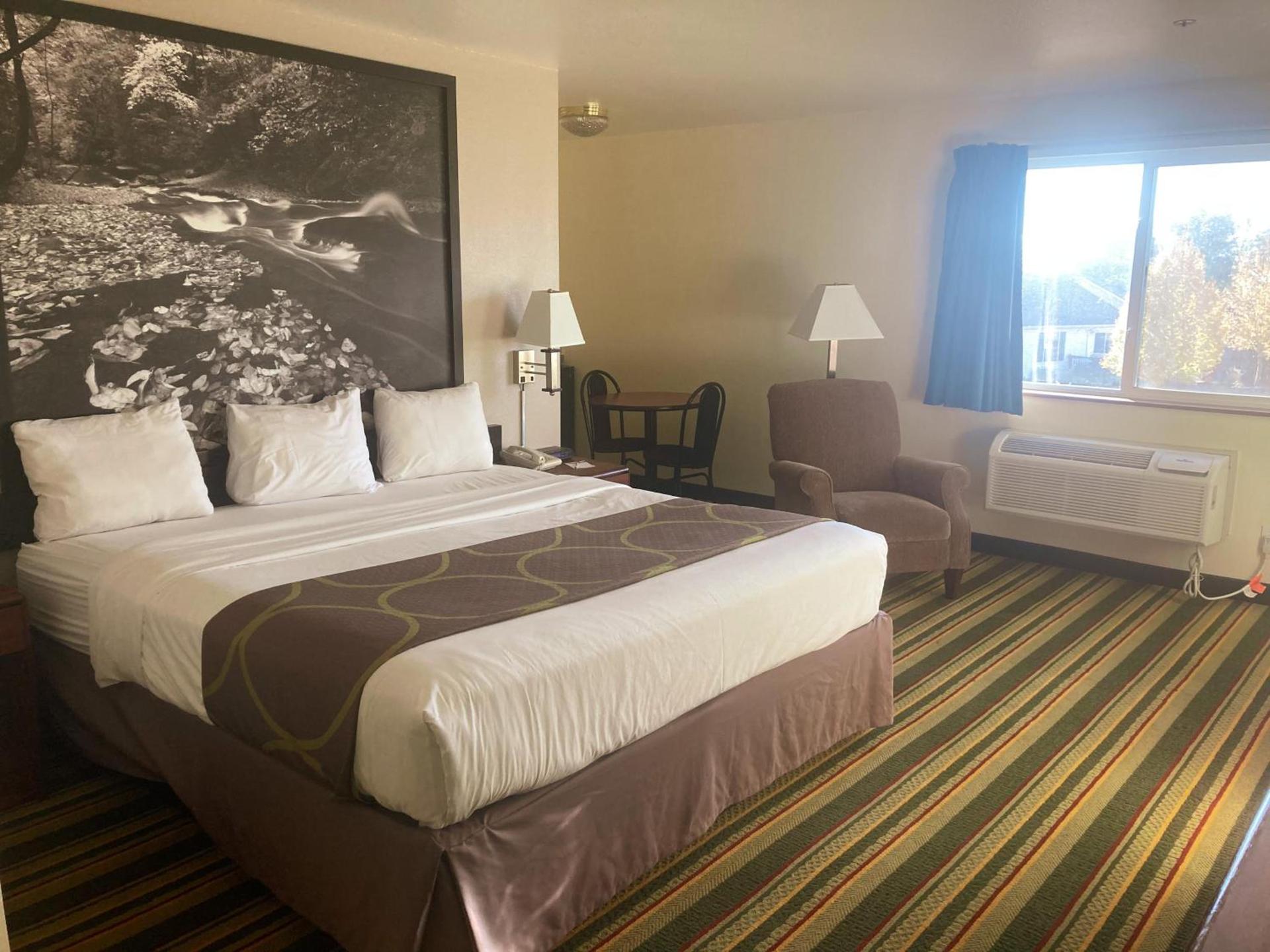 Super 8 by Wyndham Windsor photo 21