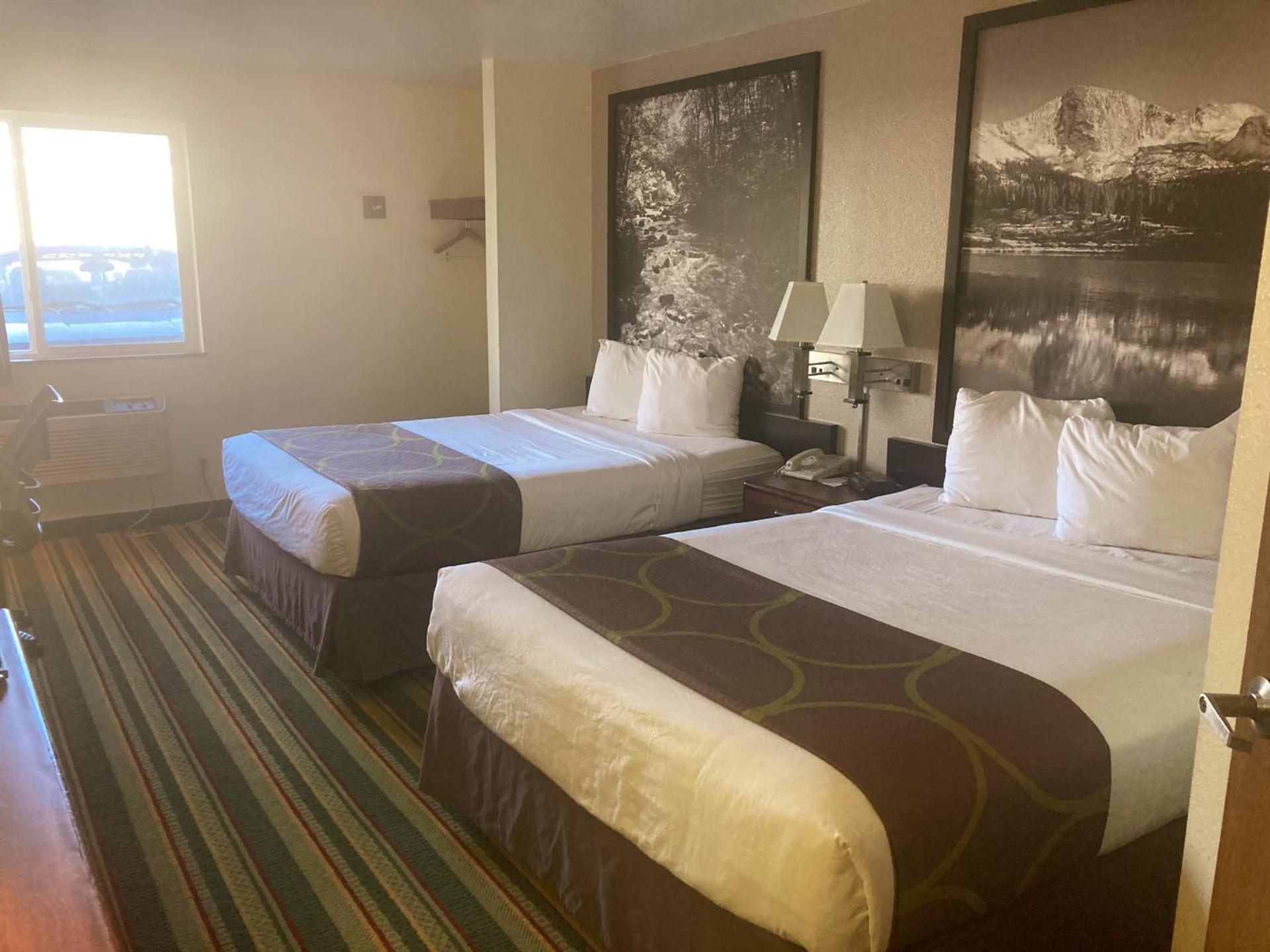 Super 8 by Wyndham Windsor photo 18