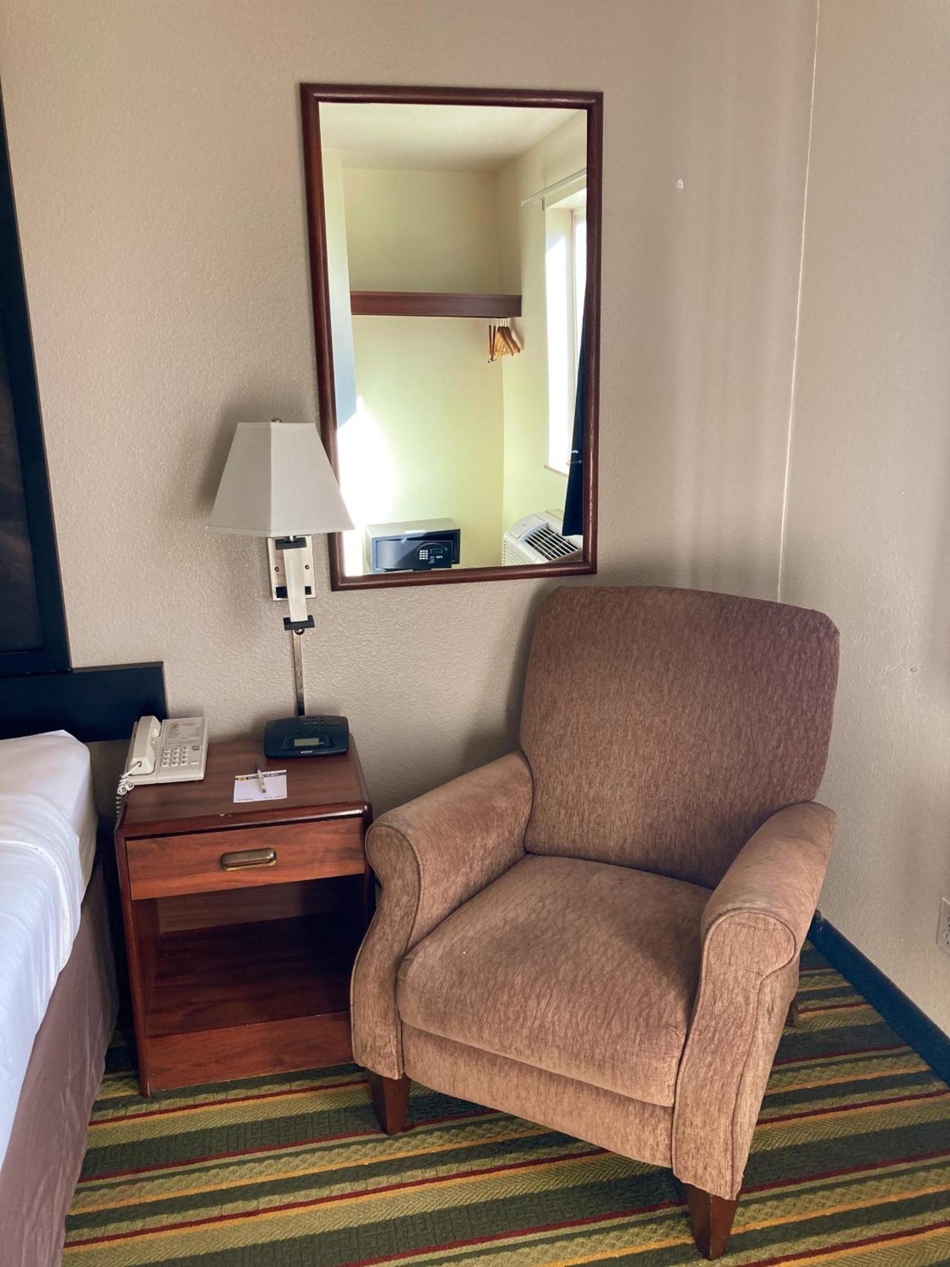 Super 8 by Wyndham Windsor photo 19