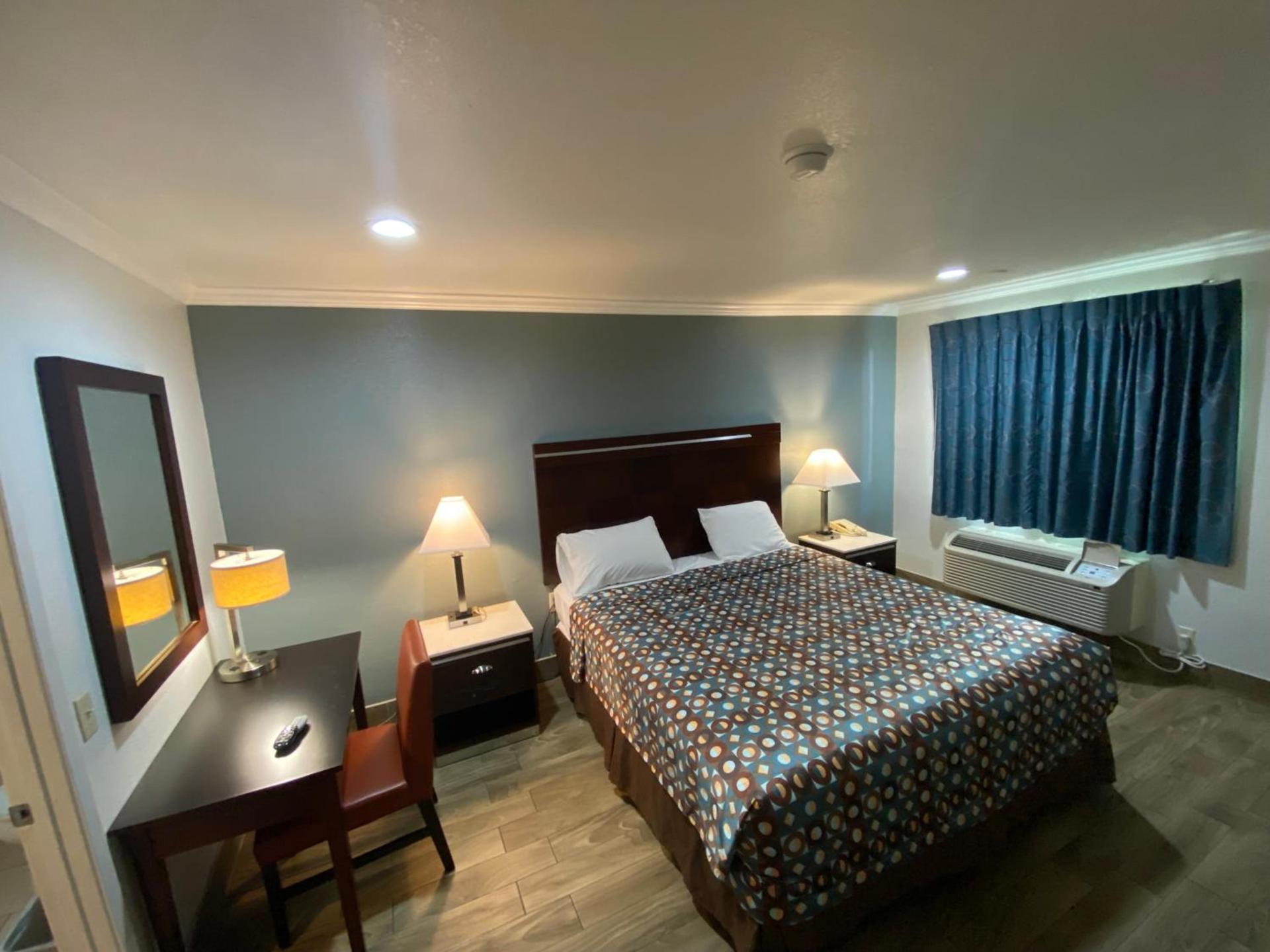 Welcome Inn Corona photo 48
