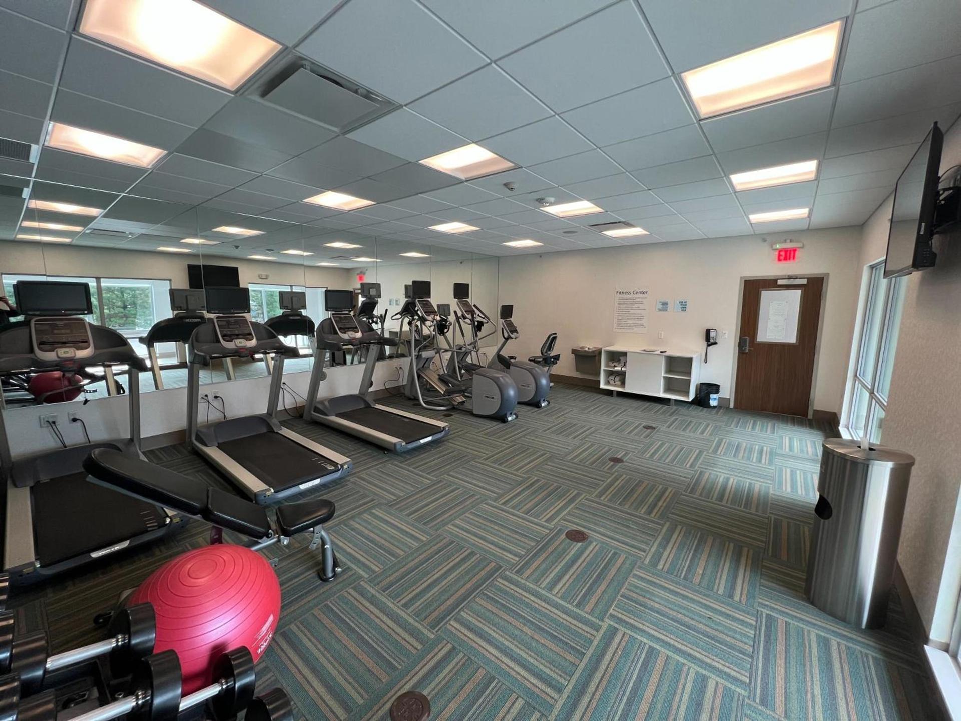 Holiday Inn Express & Suites - Detroit Northwest - Livonia by IHG photo 13