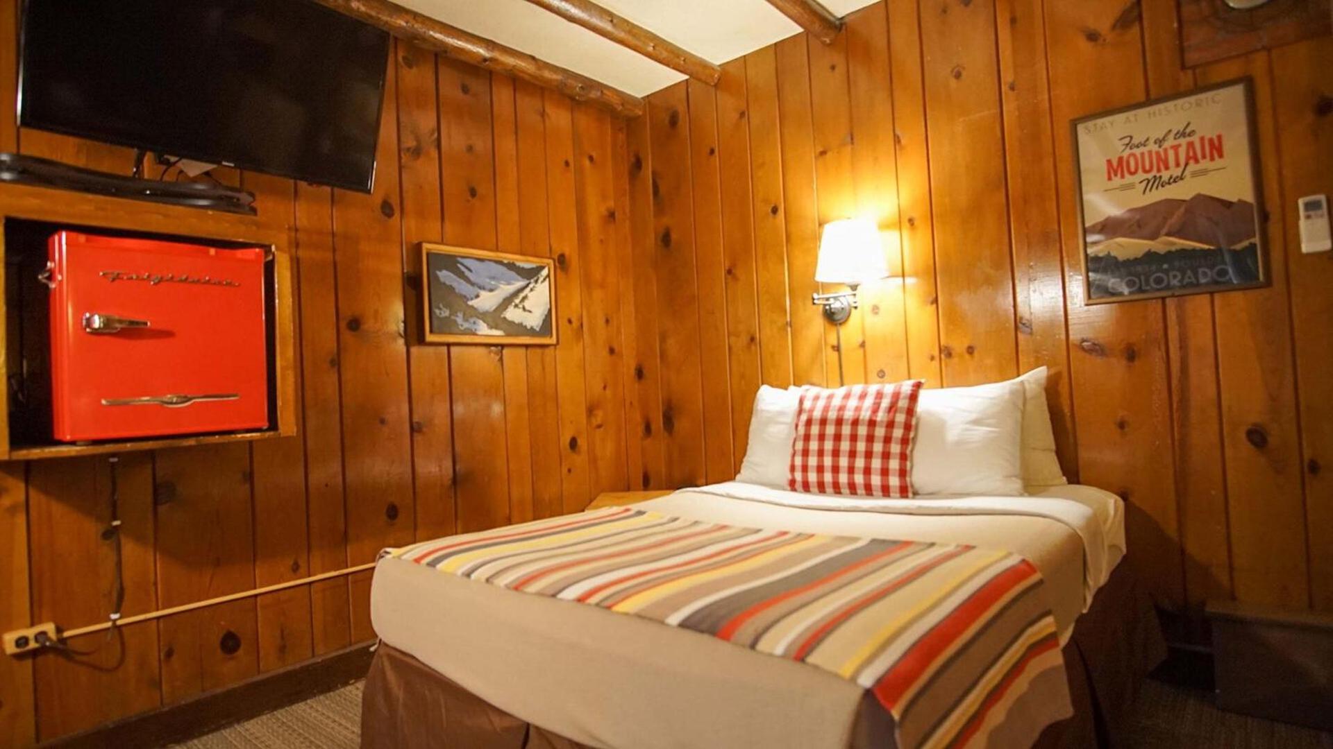 Foot of the Mountain Motel photo 28