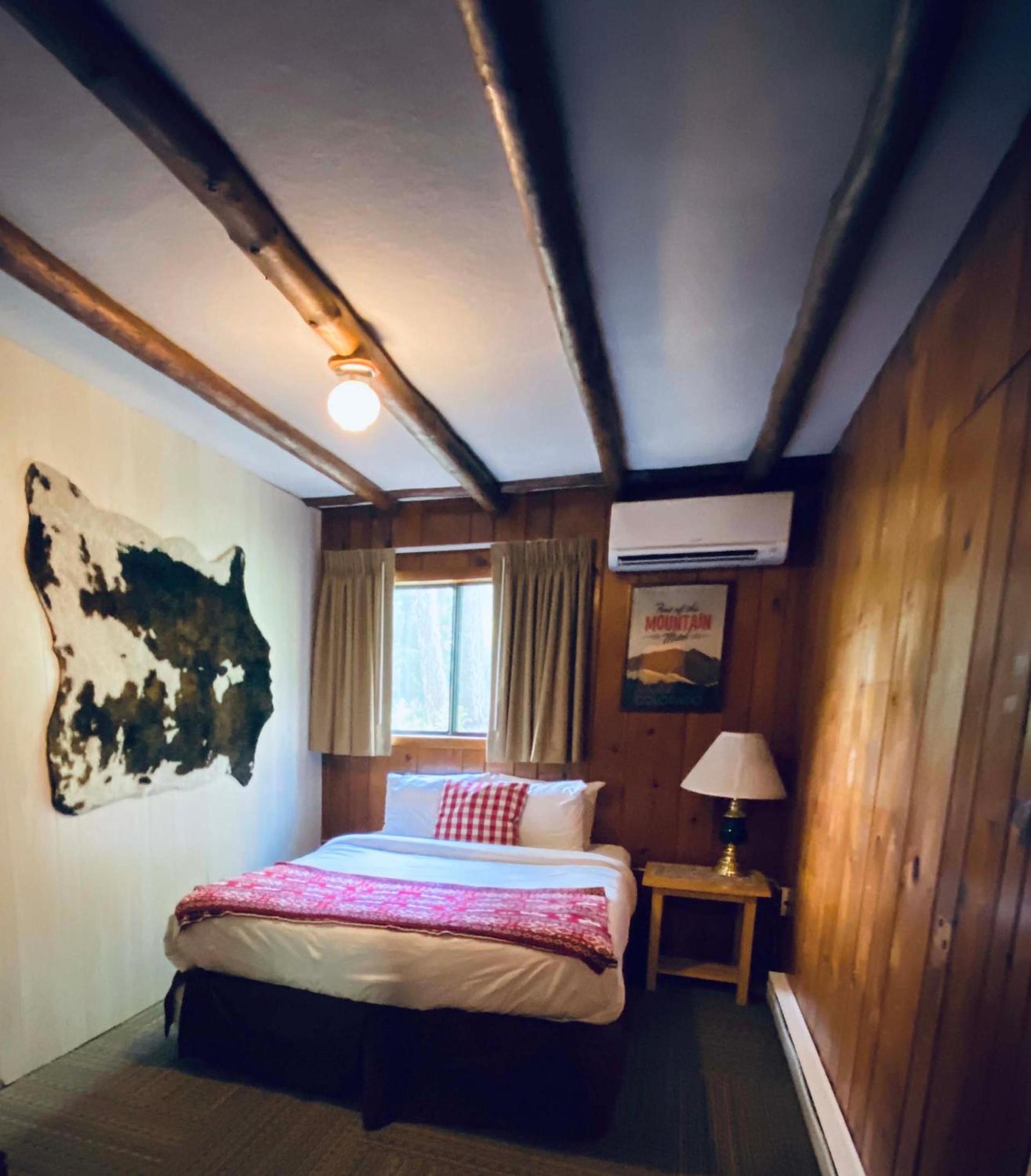 Foot of the Mountain Motel photo 24