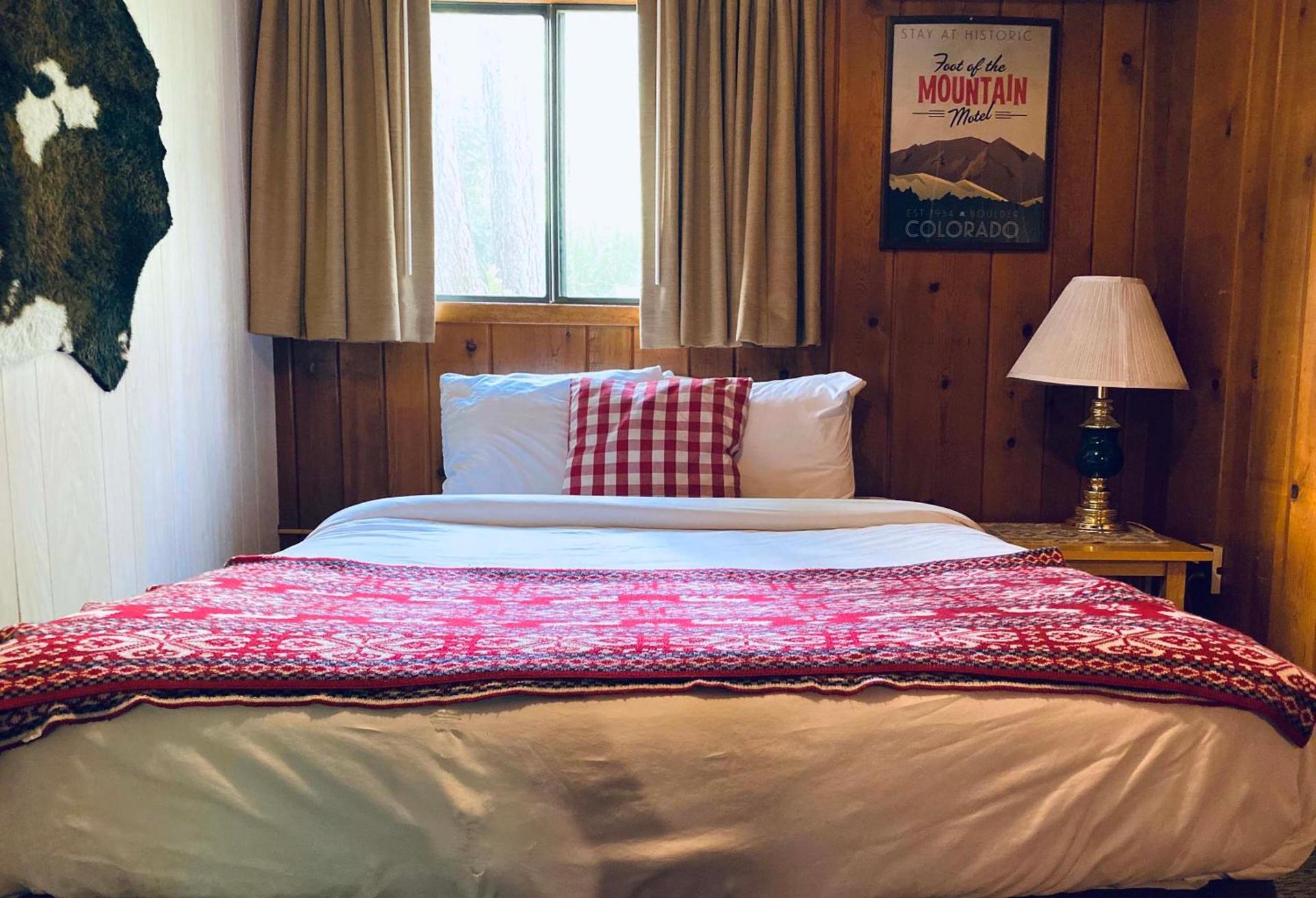 Foot of the Mountain Motel photo 10
