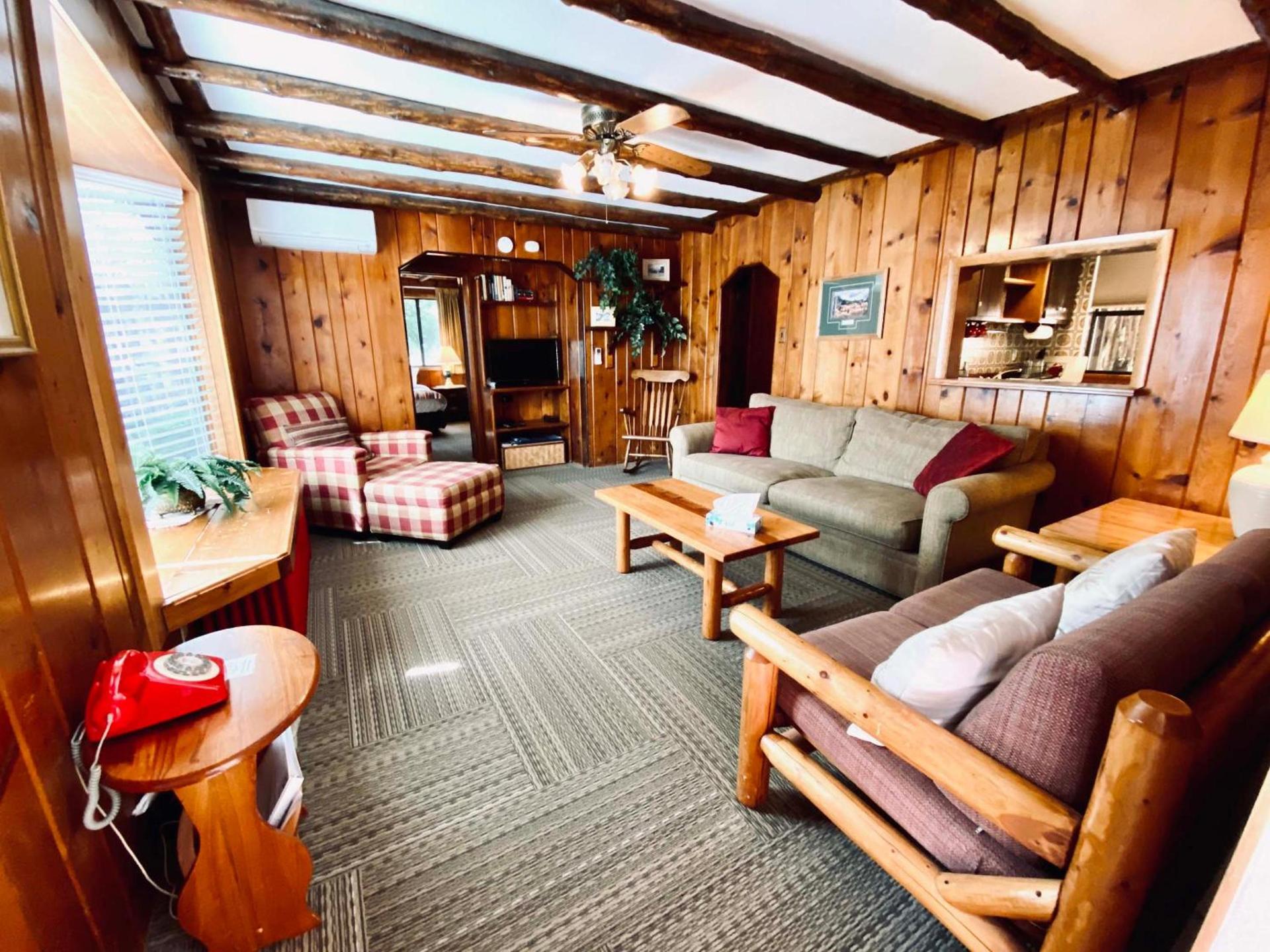 Foot of the Mountain Motel photo 5