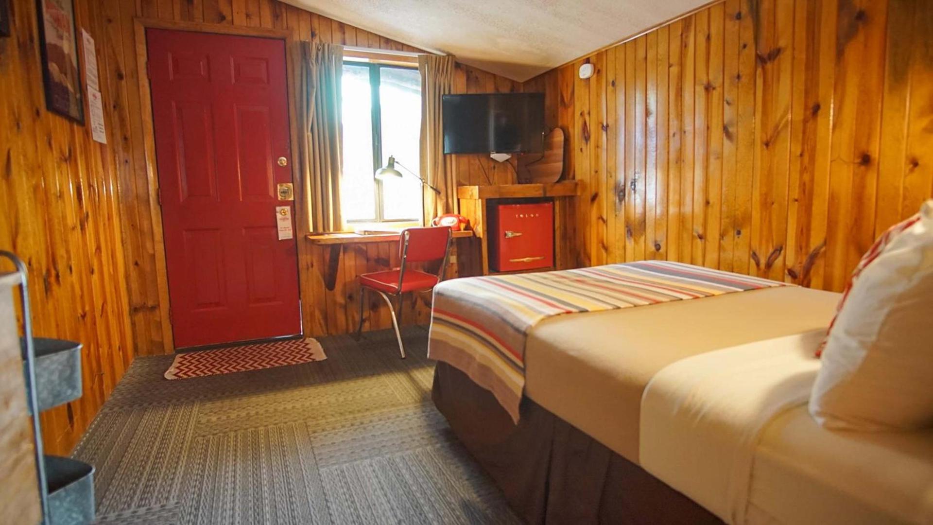 Foot of the Mountain Motel photo 29