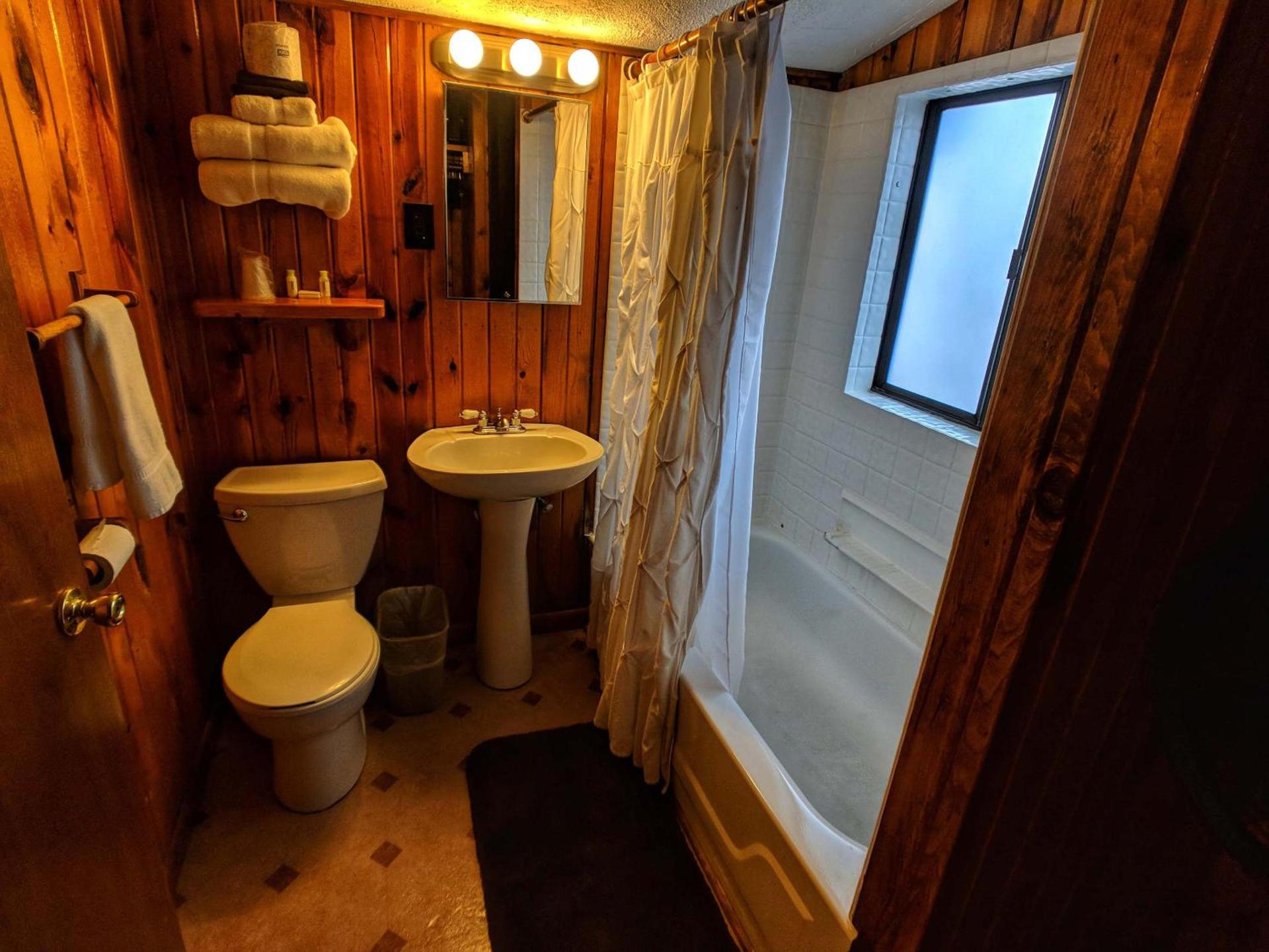 Foot of the Mountain Motel photo 31