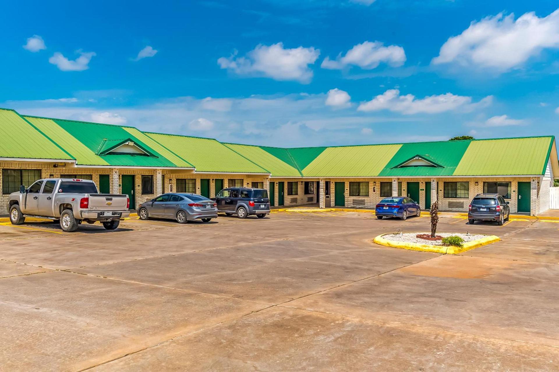 OYO Hotel Yoakum West photo 24