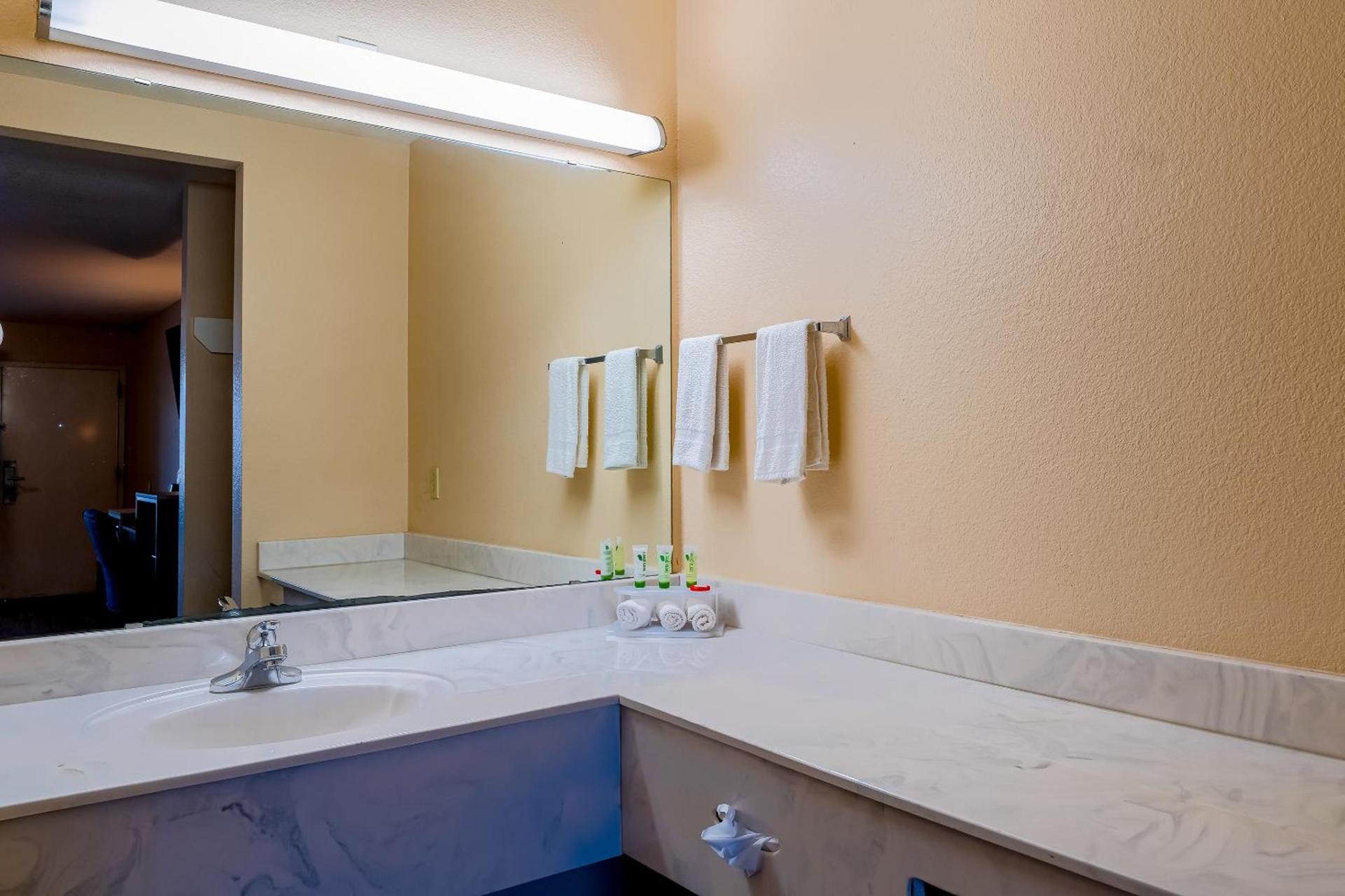 OYO Hotel Yoakum West photo 14