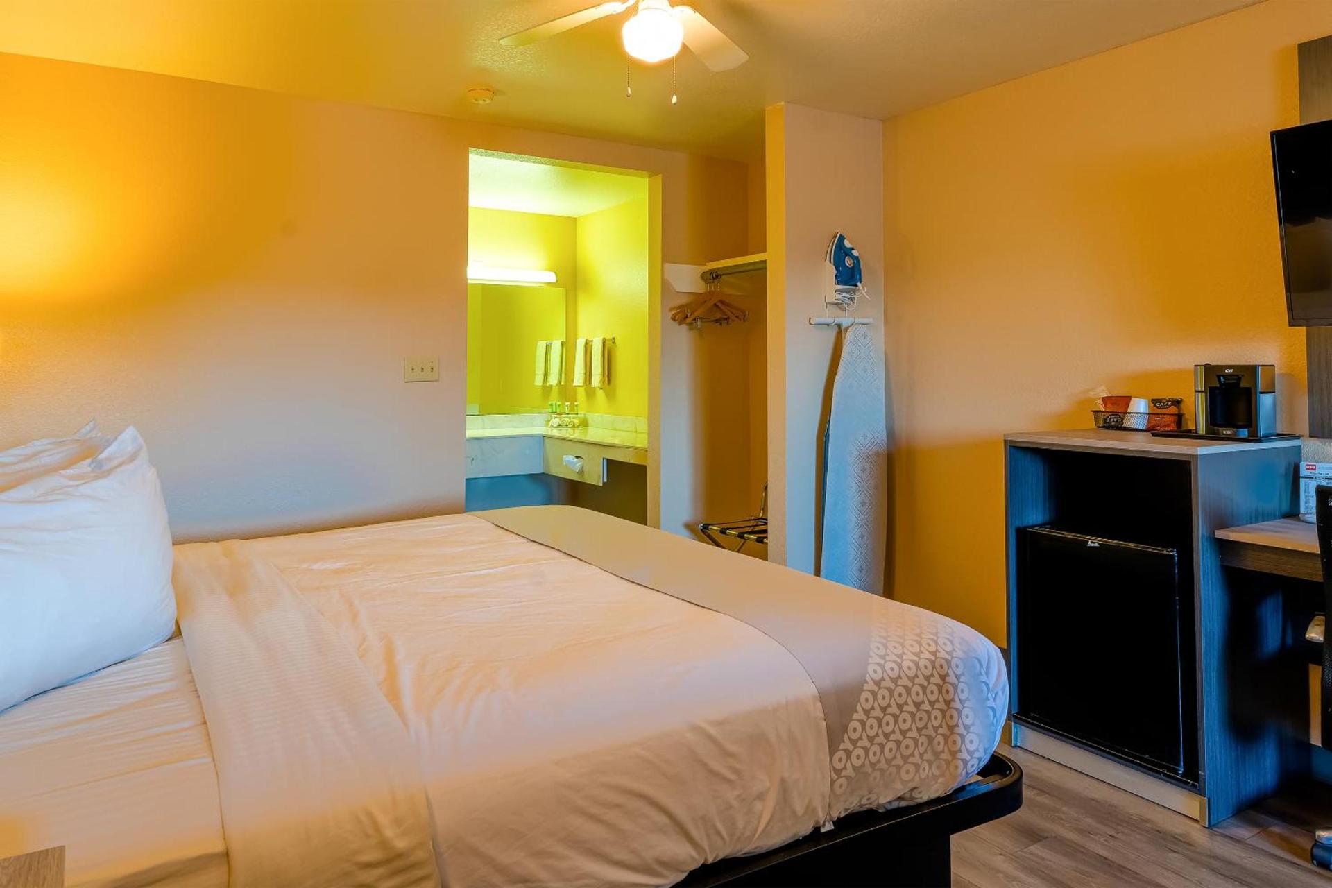 OYO Hotel Yoakum West photo 13