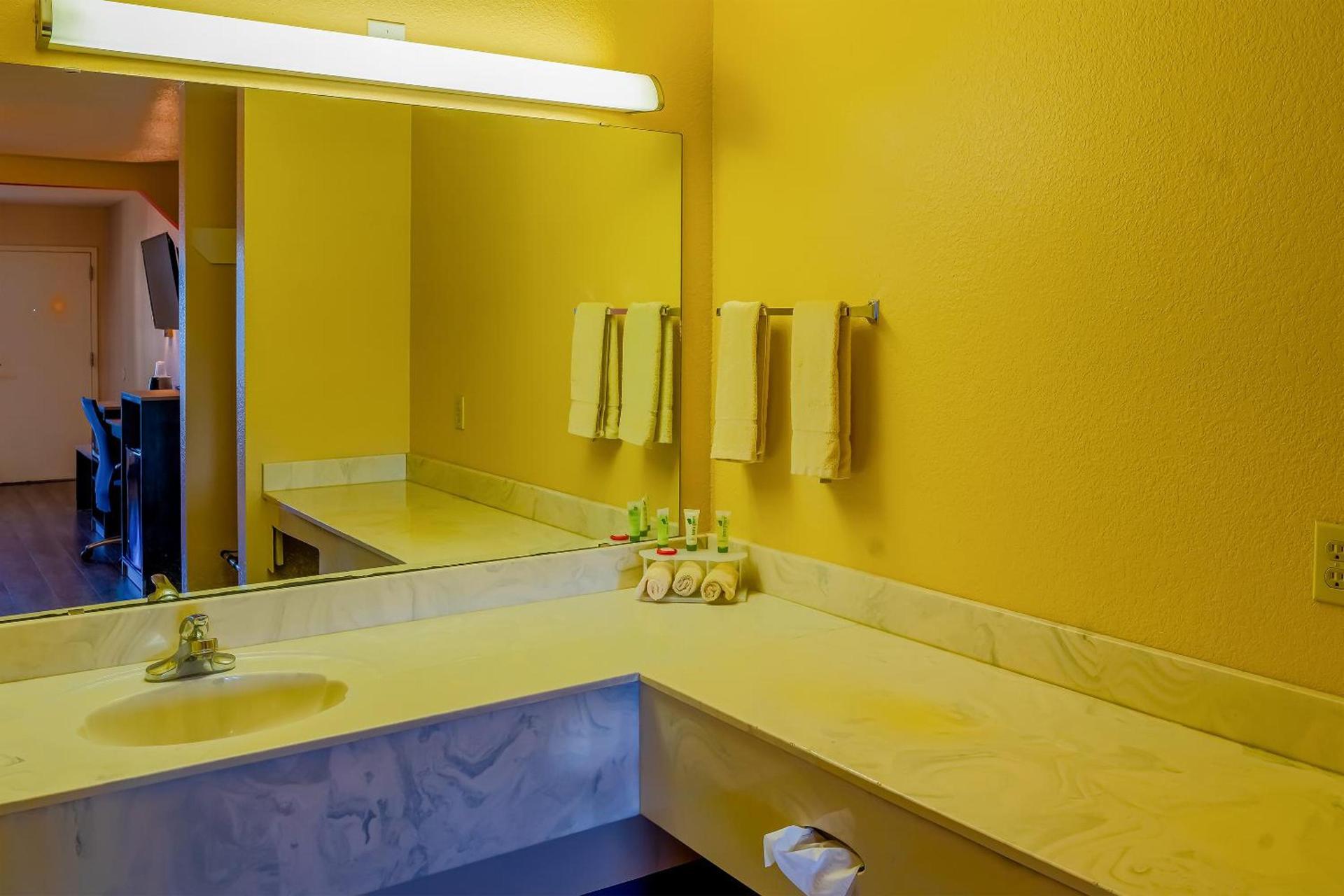 OYO Hotel Yoakum West photo 17