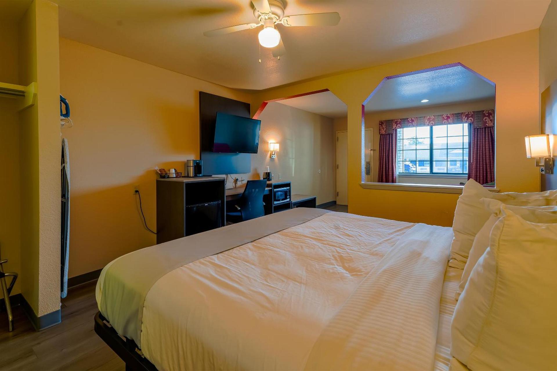 OYO Hotel Yoakum West photo 21