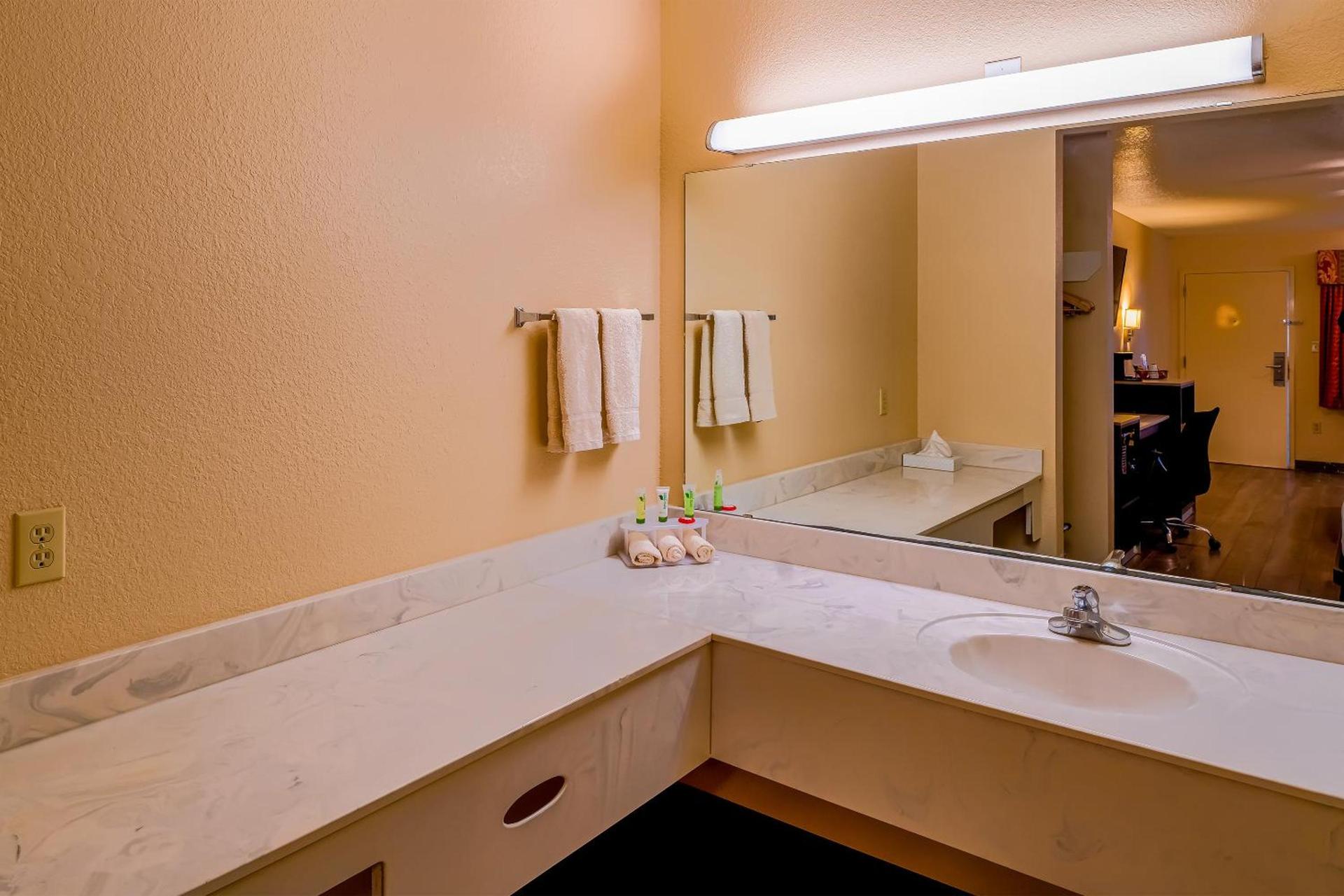 OYO Hotel Yoakum West photo 40