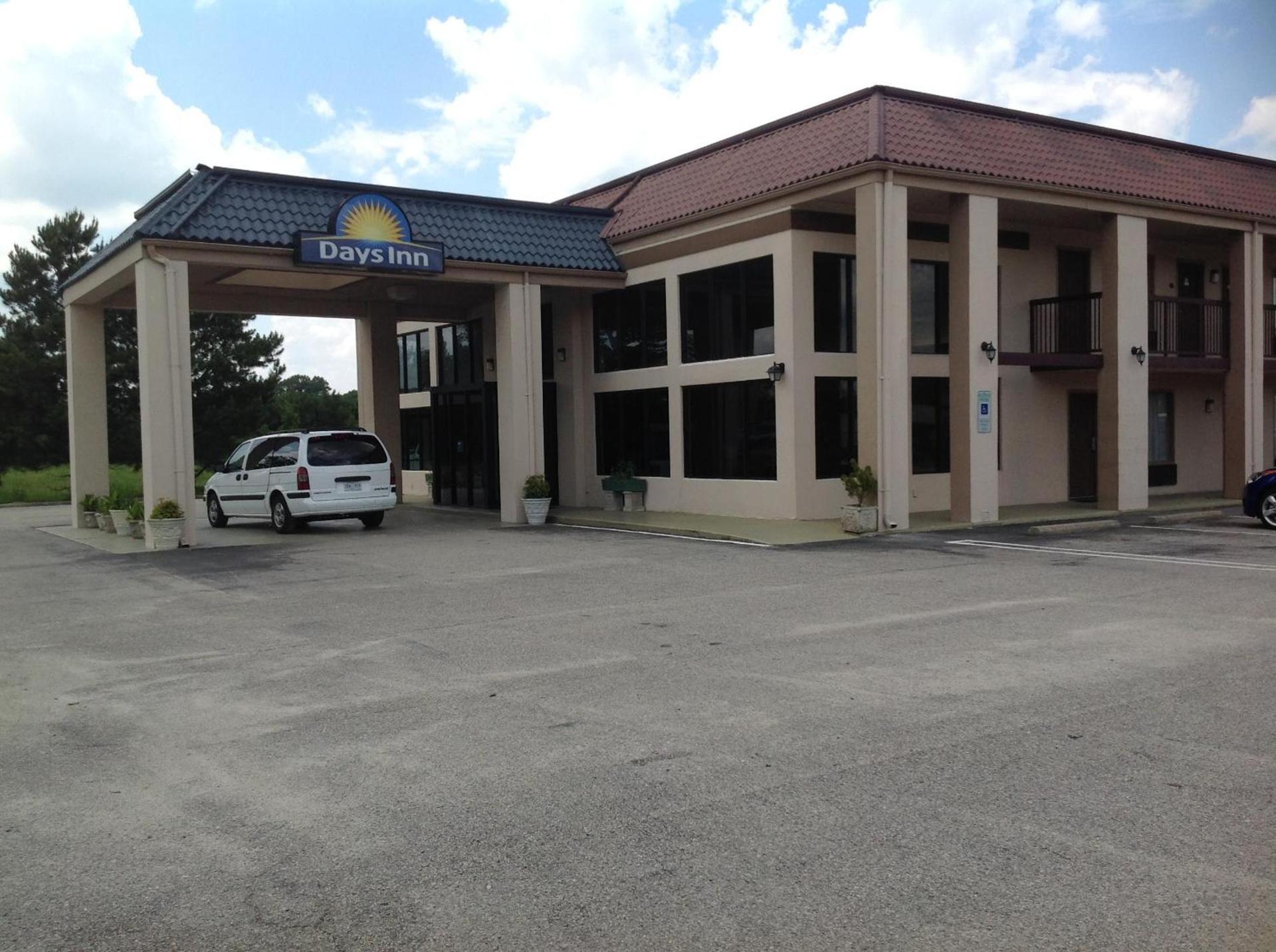 Days Inn by Wyndham Clinton photo 1