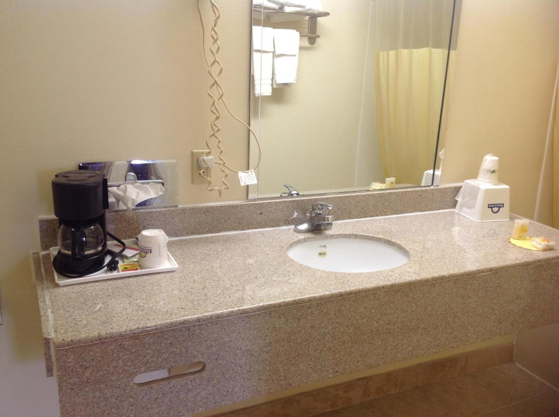 Days Inn by Wyndham Clinton photo 6