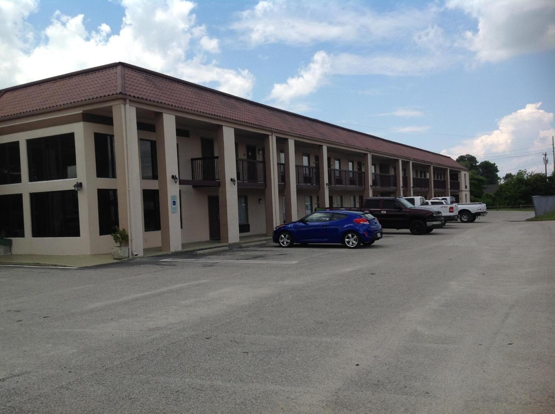 Days Inn by Wyndham Clinton photo 9