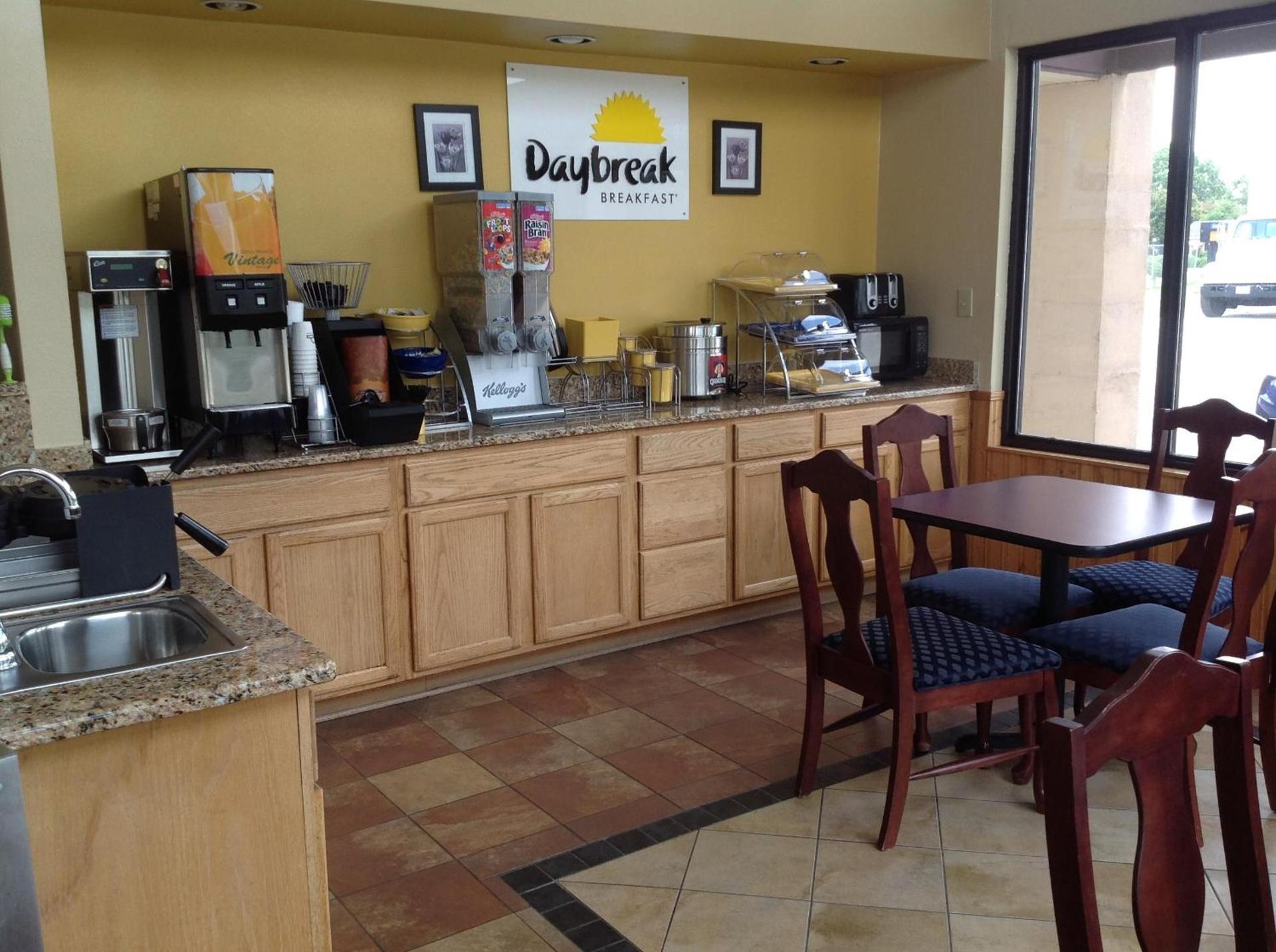 Days Inn by Wyndham Clinton photo 10