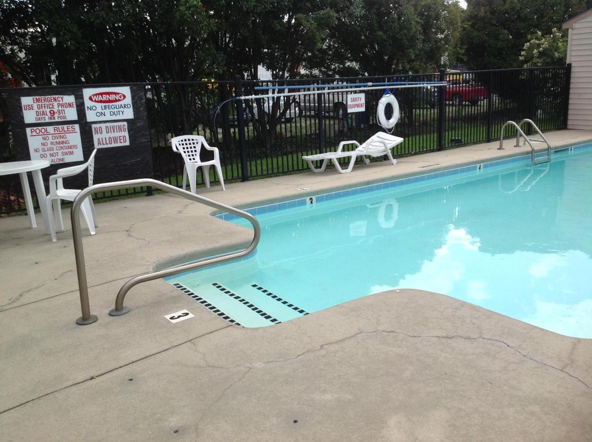 Days Inn by Wyndham Clinton photo 4