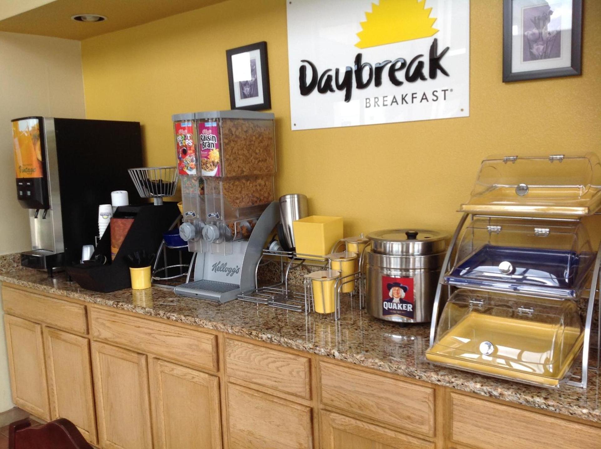 Days Inn by Wyndham Clinton photo 15