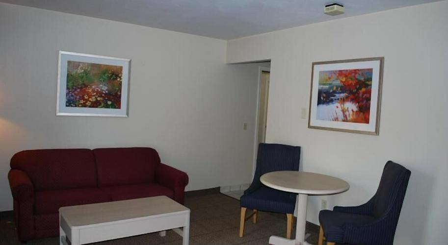 Clinton Inn & Suites photo 32