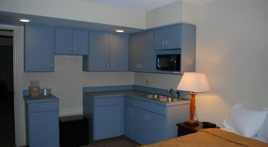 Clinton Inn & Suites photo 33