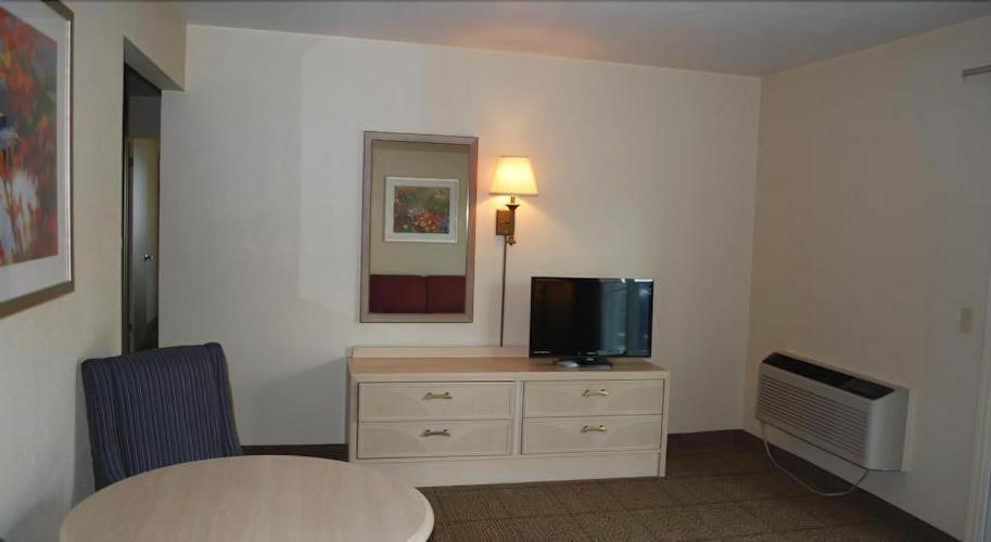 Clinton Inn & Suites photo 34