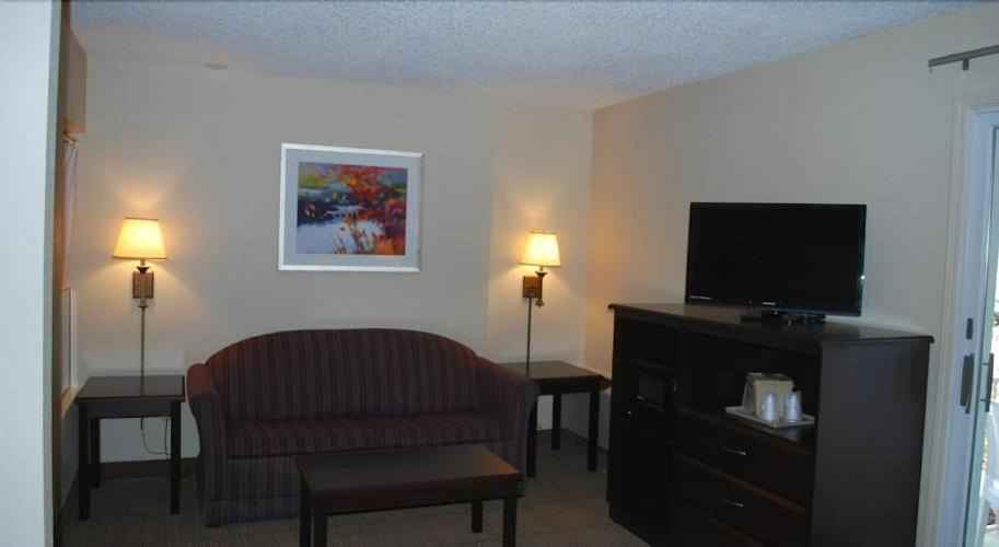 Clinton Inn & Suites photo 36