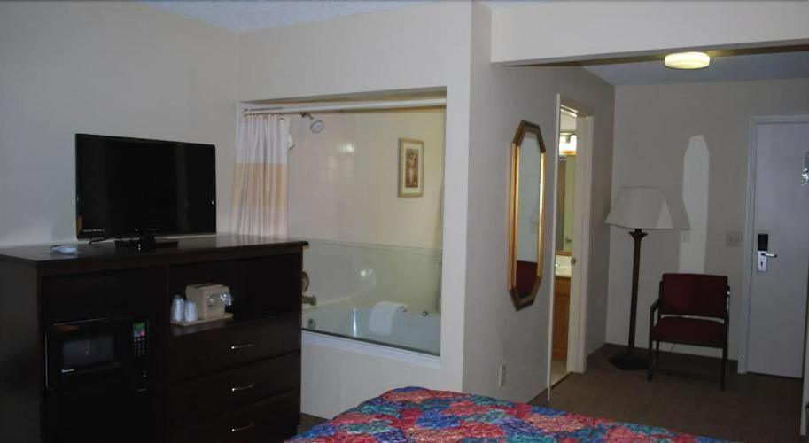 Clinton Inn & Suites photo 37