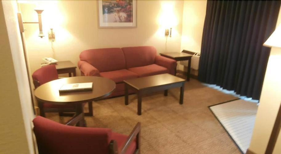 Clinton Inn & Suites photo 40