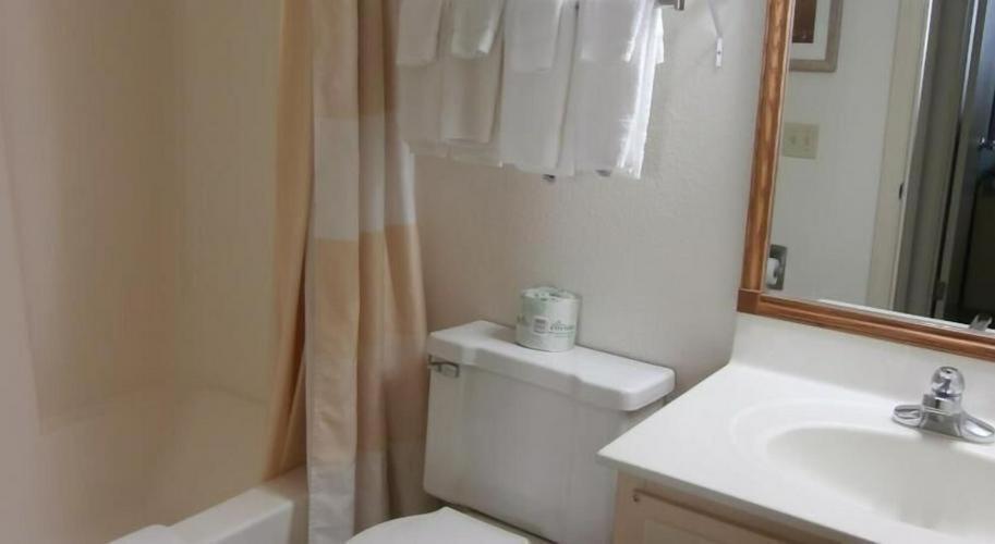 Clinton Inn & Suites photo 41