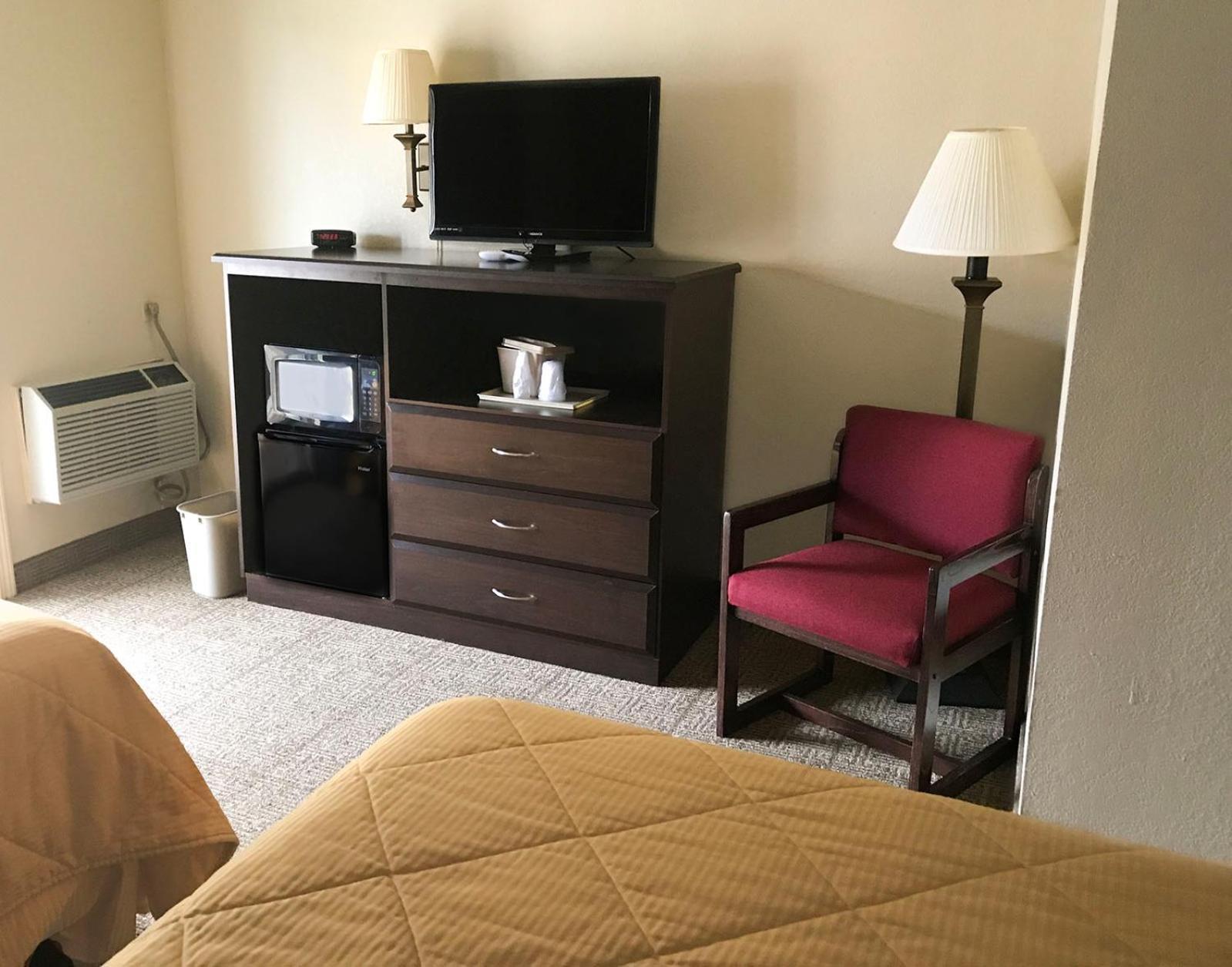Clinton Inn & Suites photo 42