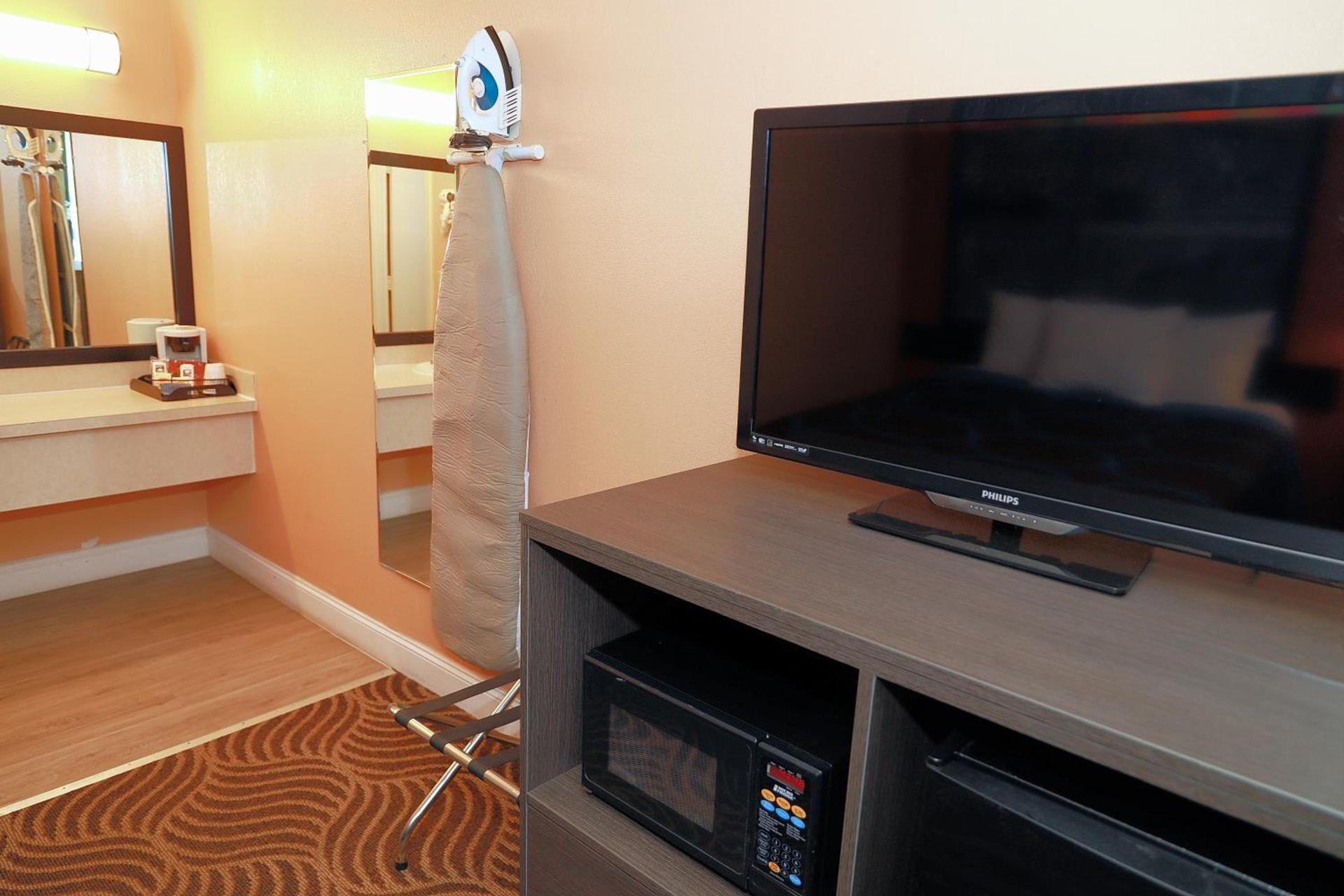 Super 8 by Wyndham Marion NC photo 25