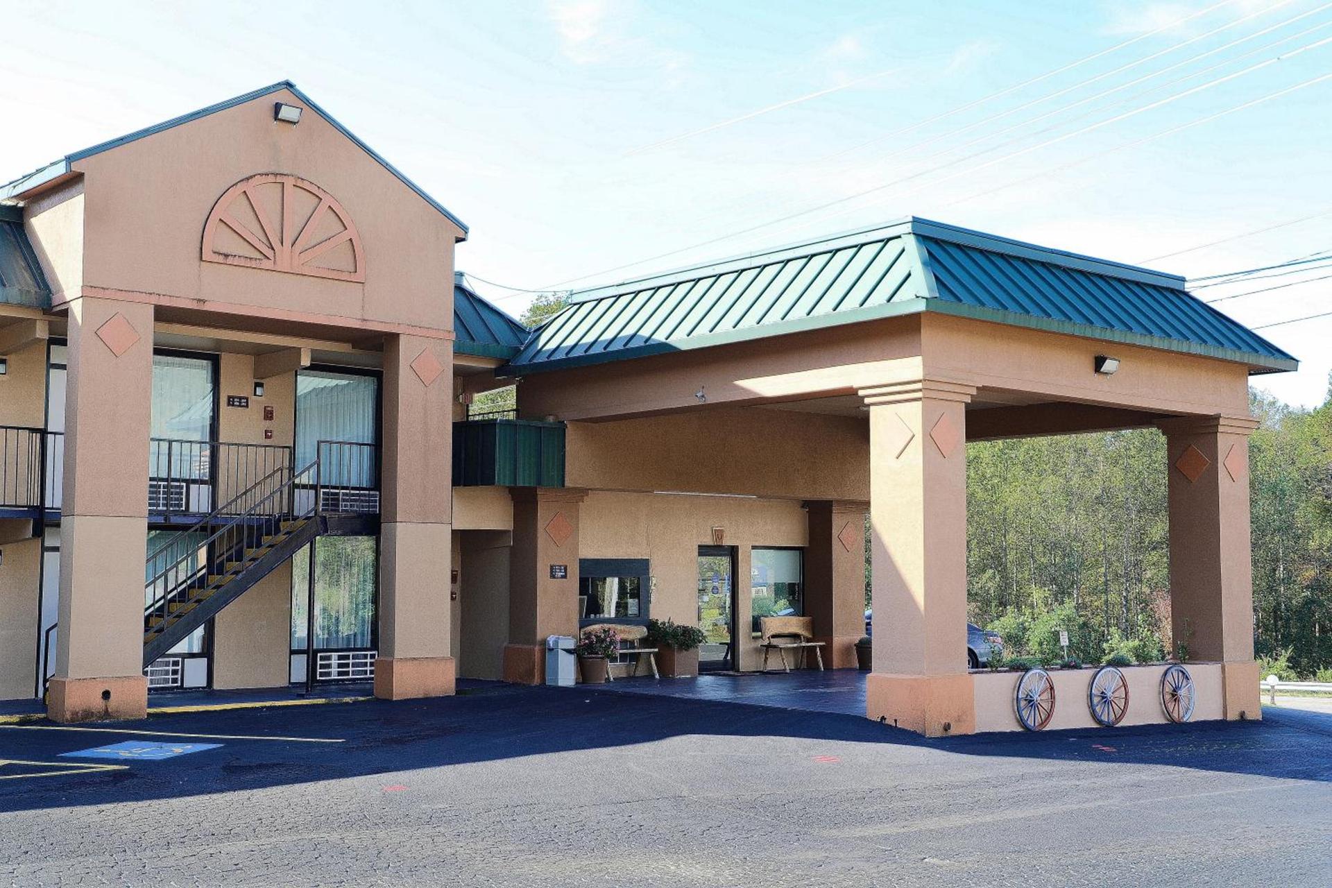 Super 8 by Wyndham Marion NC photo 40