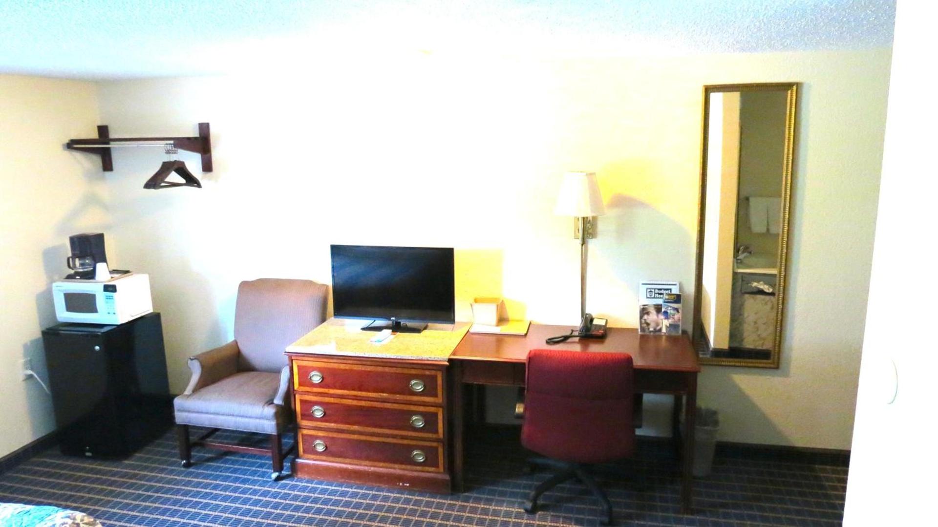 Budget Host Airport Inn photo 9
