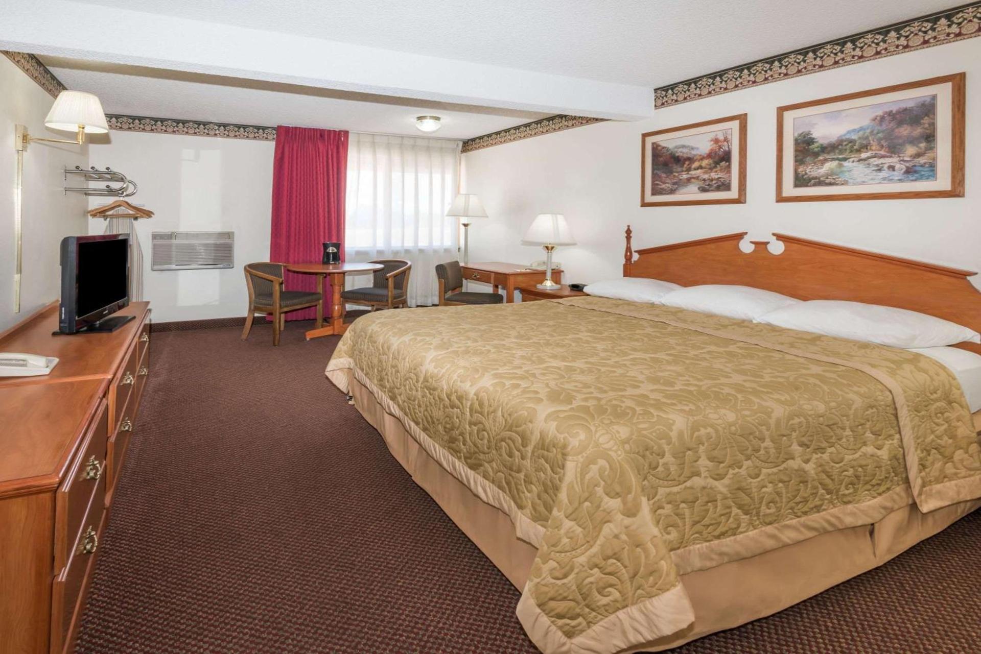 Super 8 by Wyndham Laramie photo 5