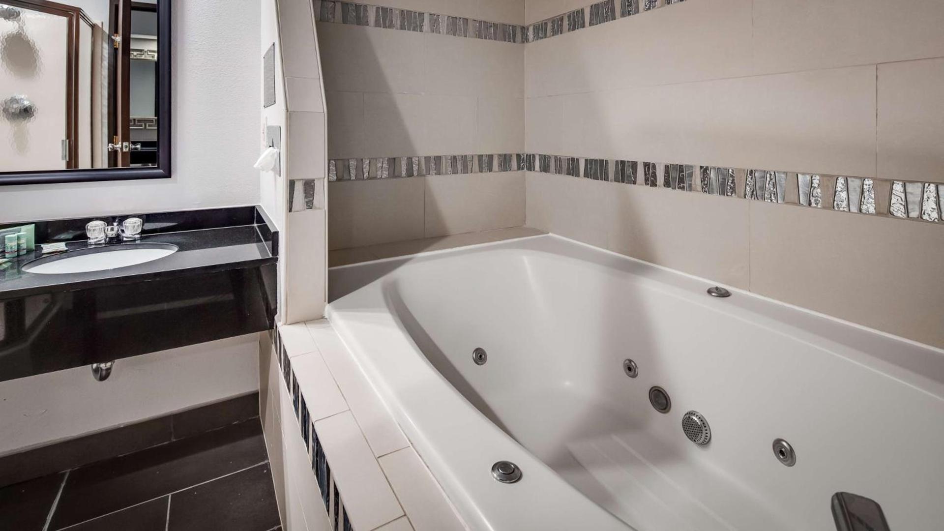 Best Western Lapeer Inn photo 39