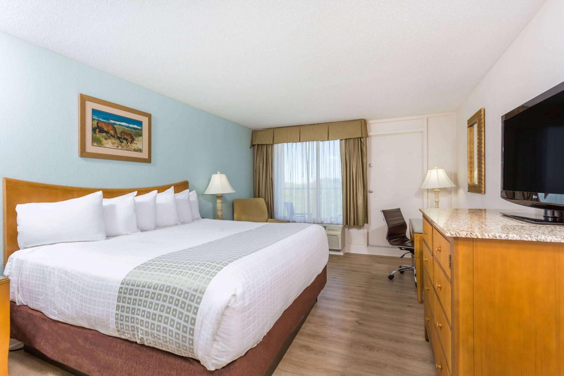 Ramada Plaza by Wyndham Nags Head Oceanfront photo 14